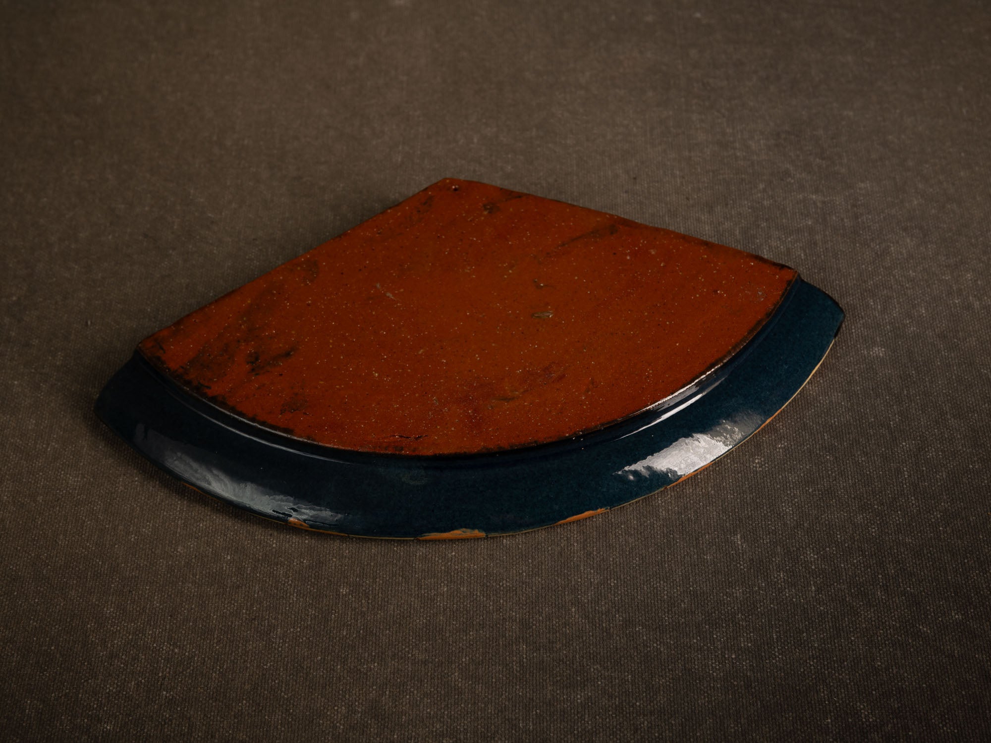 Plateau / ornement mural en forme d'éventail ōgi en terre vernissée, France (vers 1900-20)..Impressionist glazed slipware tray/wall ornament in the shape of a japanese ōgi fan, France (circa 1900-20)
