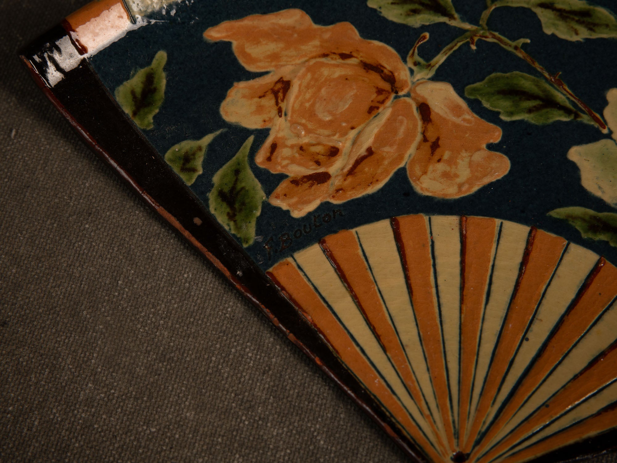 Plateau / ornement mural en forme d'éventail ōgi en terre vernissée, France (vers 1900-20)..Impressionist glazed slipware tray/wall ornament in the shape of a japanese ōgi fan, France (circa 1900-20)