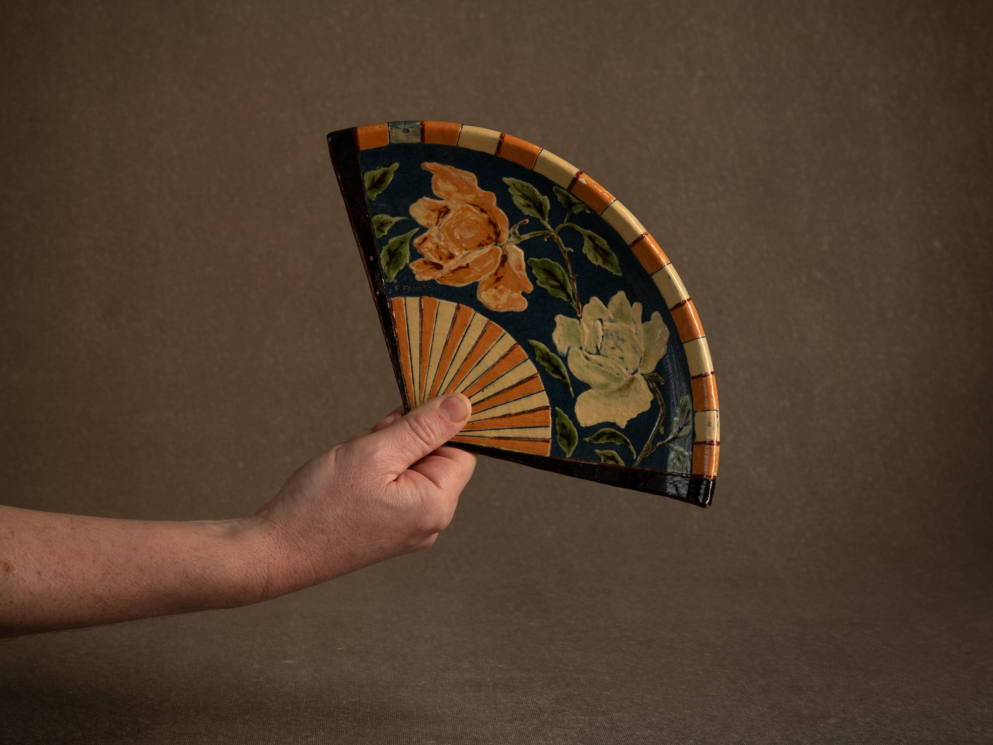 Plateau / ornement mural en forme d'éventail ōgi en terre vernissée, France (vers 1900-20)..Impressionist glazed slipware tray/wall ornament in the shape of a japanese ōgi fan, France (circa 1900-20)