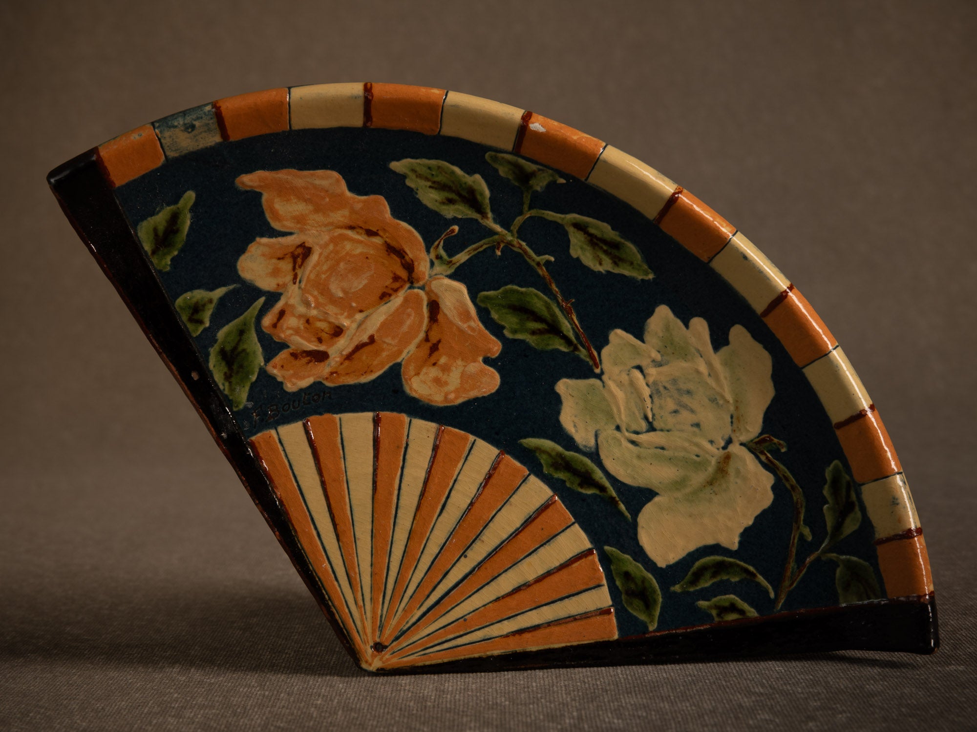 Plateau / ornement mural en forme d'éventail ōgi en terre vernissée, France (vers 1900-20)..Impressionist glazed slipware tray/wall ornament in the shape of a japanese ōgi fan, France (circa 1900-20)