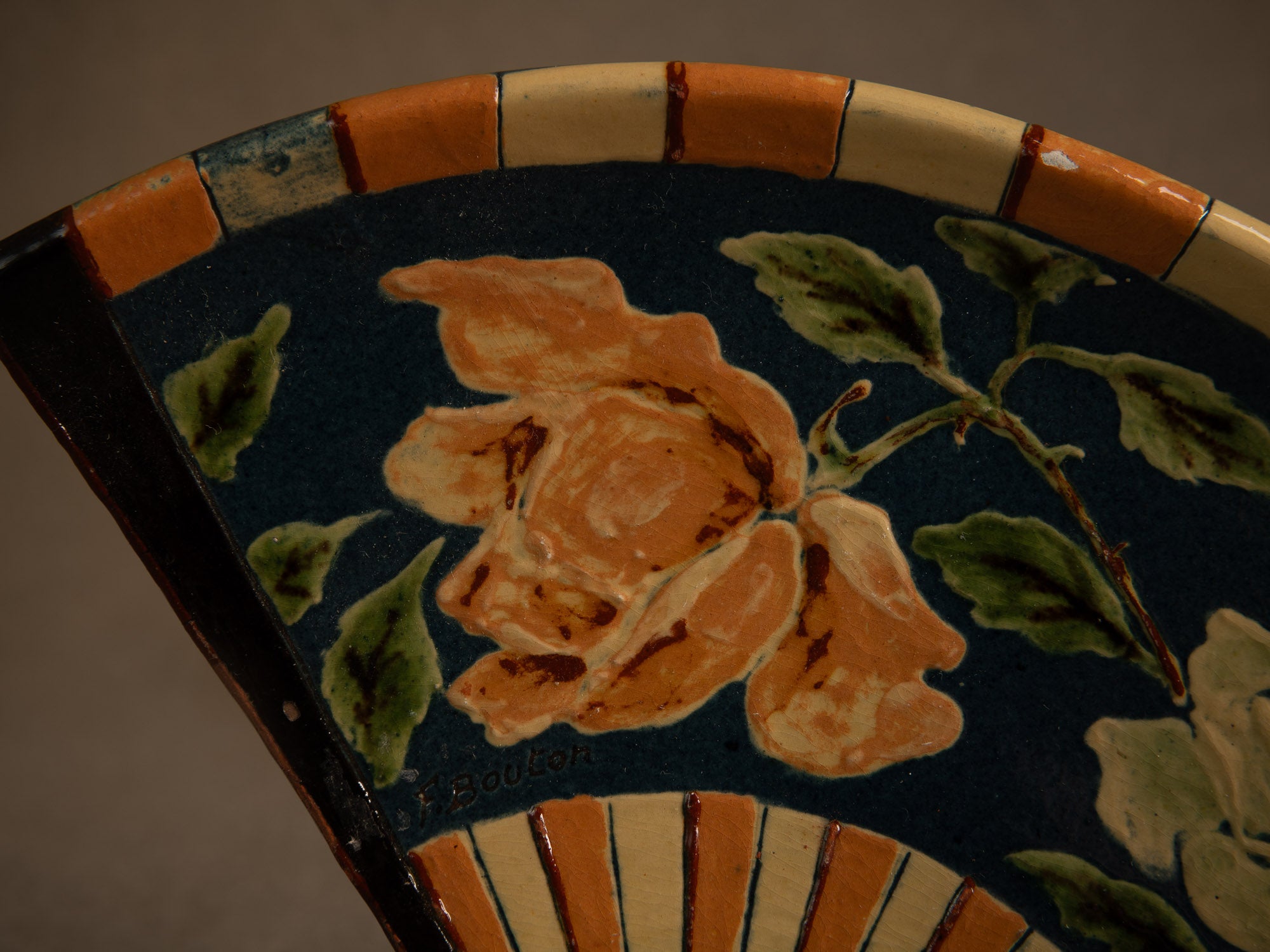 Plateau / ornement mural en forme d'éventail ōgi en terre vernissée, France (vers 1900-20)..Impressionist glazed slipware tray/wall ornament in the shape of a japanese ōgi fan, France (circa 1900-20)