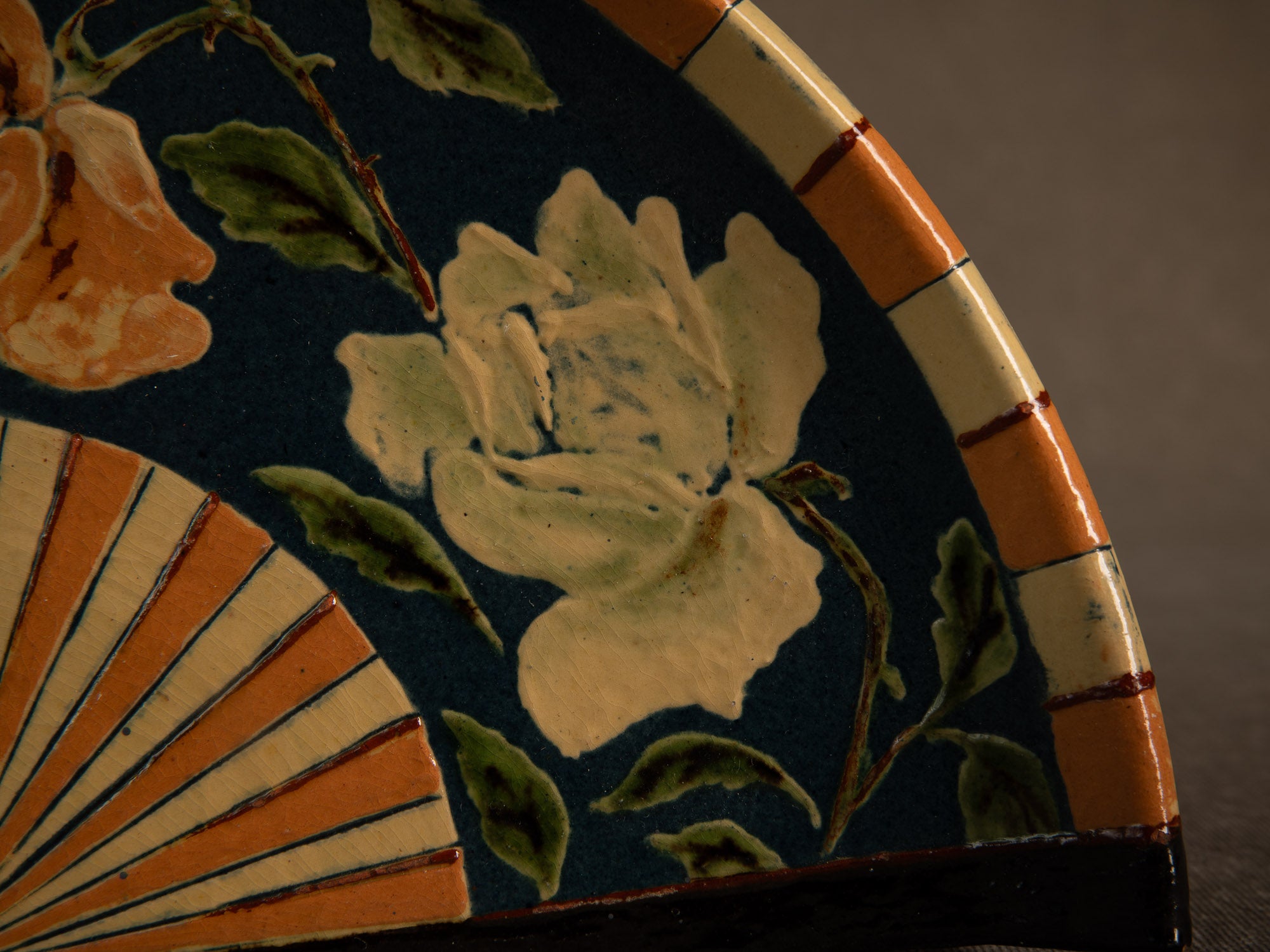 Plateau / ornement mural en forme d'éventail ōgi en terre vernissée, France (vers 1900-20)..Impressionist glazed slipware tray/wall ornament in the shape of a japanese ōgi fan, France (circa 1900-20)