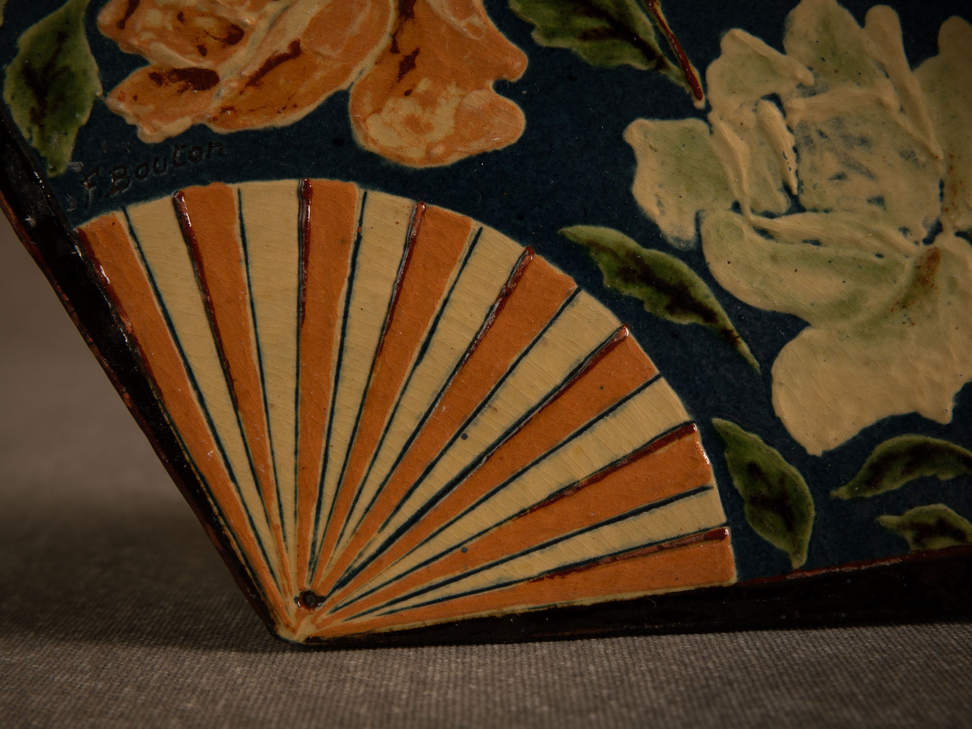 Plateau / ornement mural en forme d'éventail ōgi en terre vernissée, France (vers 1900-20)..Impressionist glazed slipware tray/wall ornament in the shape of a japanese ōgi fan, France (circa 1900-20)