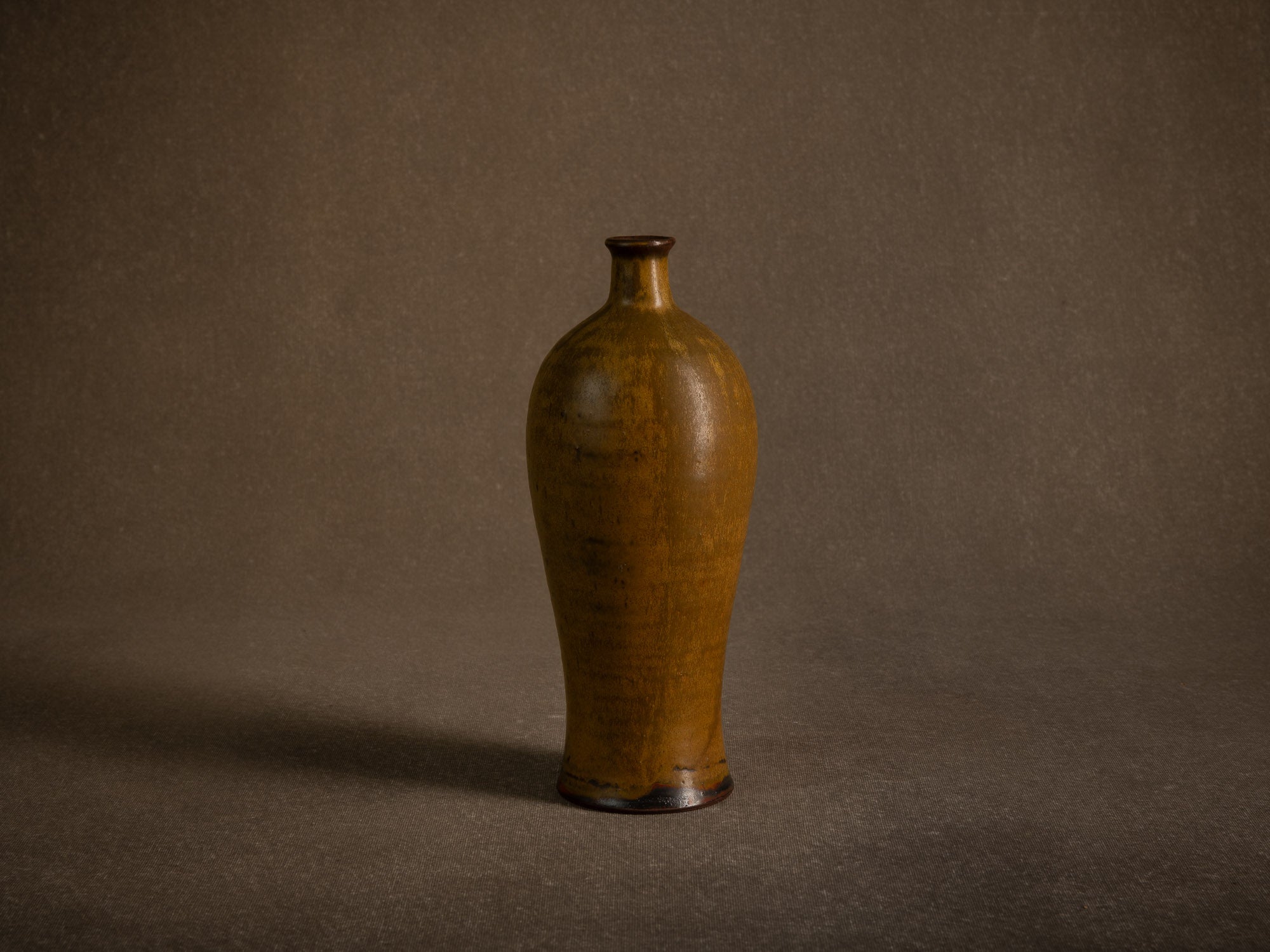 Vase meiping à émail poussière de thé de Daniel de Montmollin à Taizé, France (vers 1960-65)..Meiping vase with tea dust glaze by Daniel de Montmollin in Taizé, France (circa 1960-65)