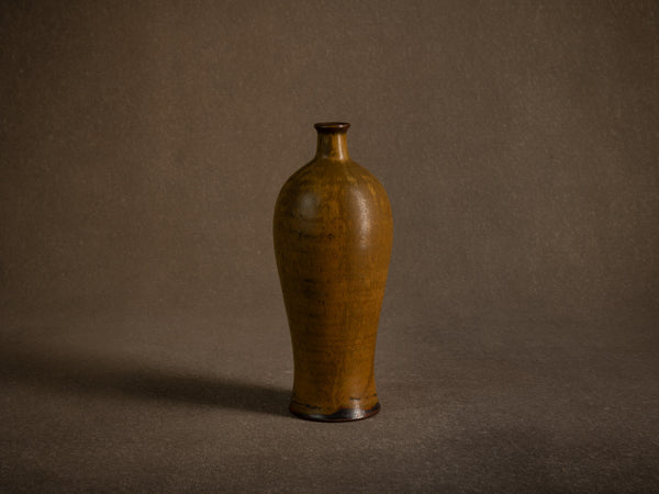 Vase meiping à émail poussière de thé de Daniel de Montmollin à Taizé, France (vers 1960-65)..Meiping vase with tea dust glaze by Daniel de Montmollin in Taizé, France (circa 1960-65)