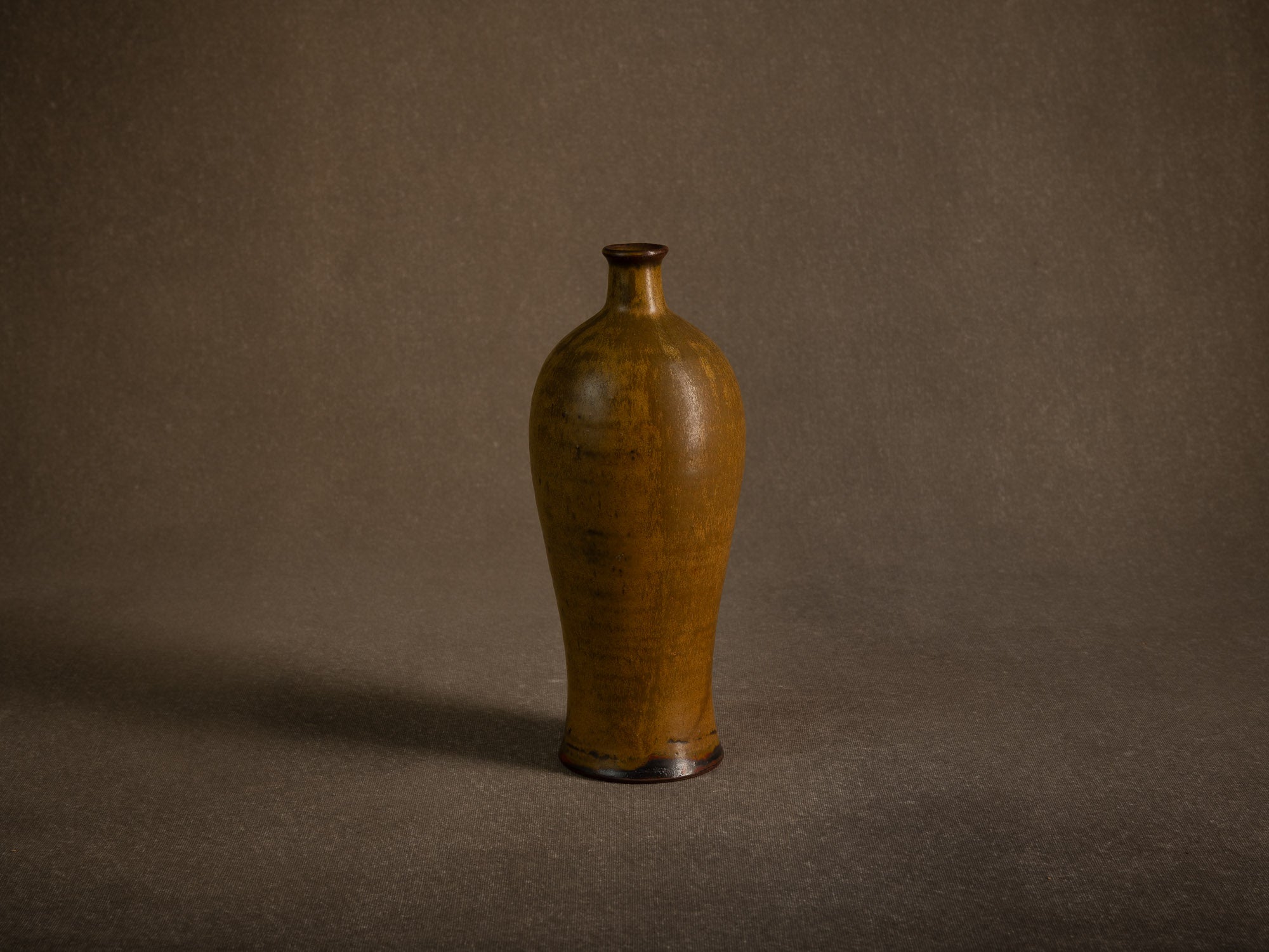 Vase meiping à émail poussière de thé de Daniel de Montmollin à Taizé, France (vers 1960-65)..Meiping vase with tea dust glaze by Daniel de Montmollin in Taizé, France (circa 1960-65)