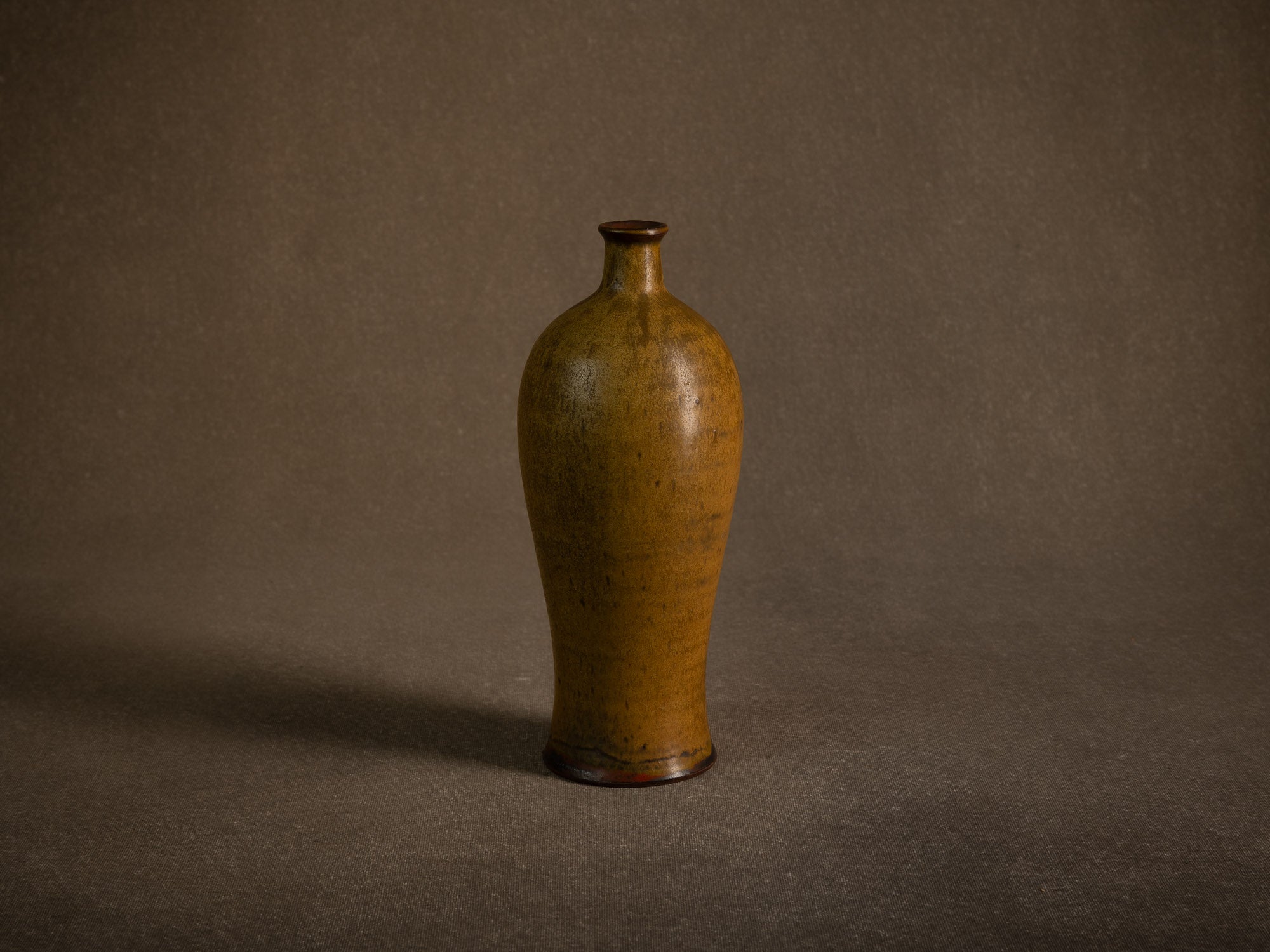Vase meiping à émail poussière de thé de Daniel de Montmollin à Taizé, France (vers 1960-65)..Meiping vase with tea dust glaze by Daniel de Montmollin in Taizé, France (circa 1960-65)