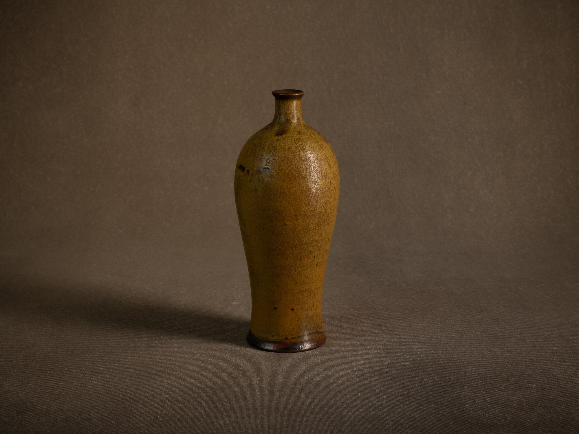 Vase meiping à émail poussière de thé de Daniel de Montmollin à Taizé, France (vers 1960-65)..Meiping vase with tea dust glaze by Daniel de Montmollin in Taizé, France (circa 1960-65)