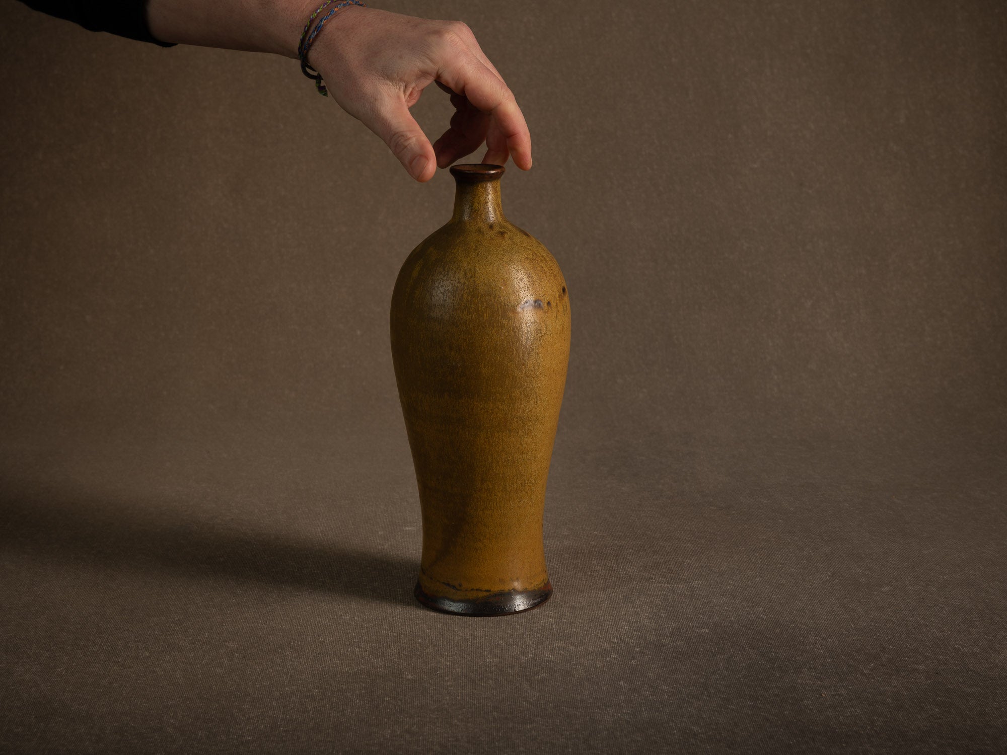 Vase meiping à émail poussière de thé de Daniel de Montmollin à Taizé, France (vers 1960-65)..Meiping vase with tea dust glaze by Daniel de Montmollin in Taizé, France (circa 1960-65)