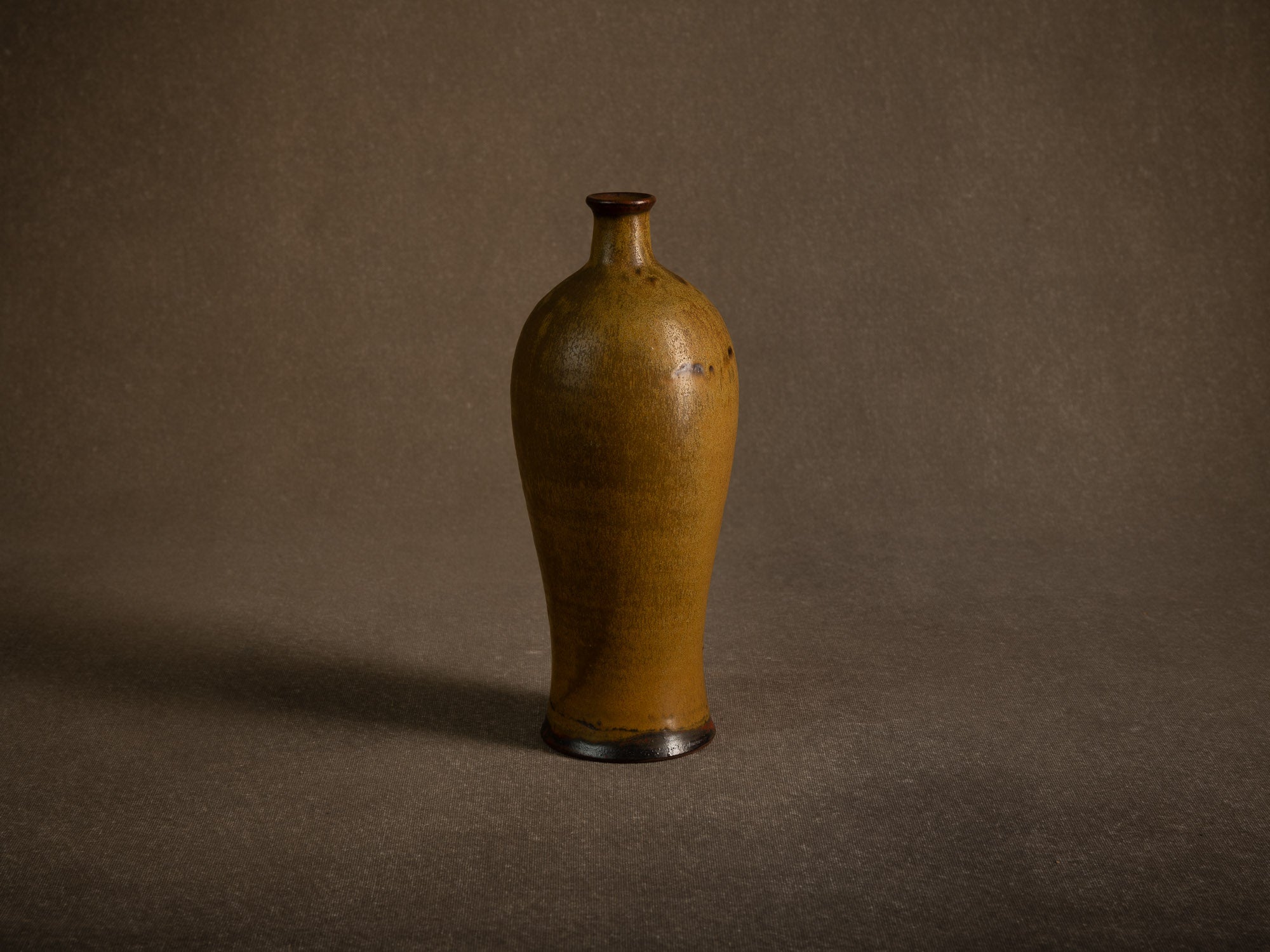 Vase meiping à émail poussière de thé de Daniel de Montmollin à Taizé, France (vers 1960-65)..Meiping vase with tea dust glaze by Daniel de Montmollin in Taizé, France (circa 1960-65)