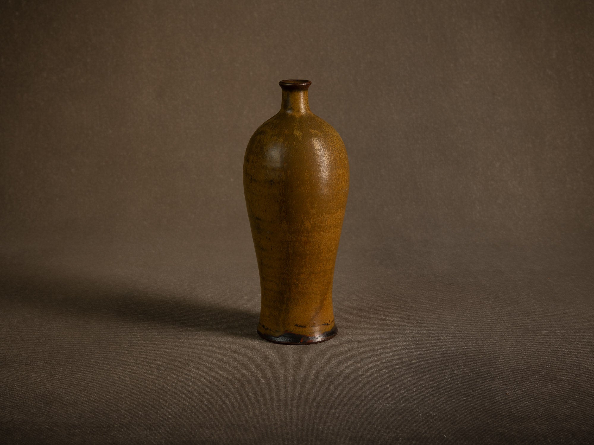 Vase meiping à émail poussière de thé de Daniel de Montmollin à Taizé, France (vers 1960-65)..Meiping vase with tea dust glaze by Daniel de Montmollin in Taizé, France (circa 1960-65)