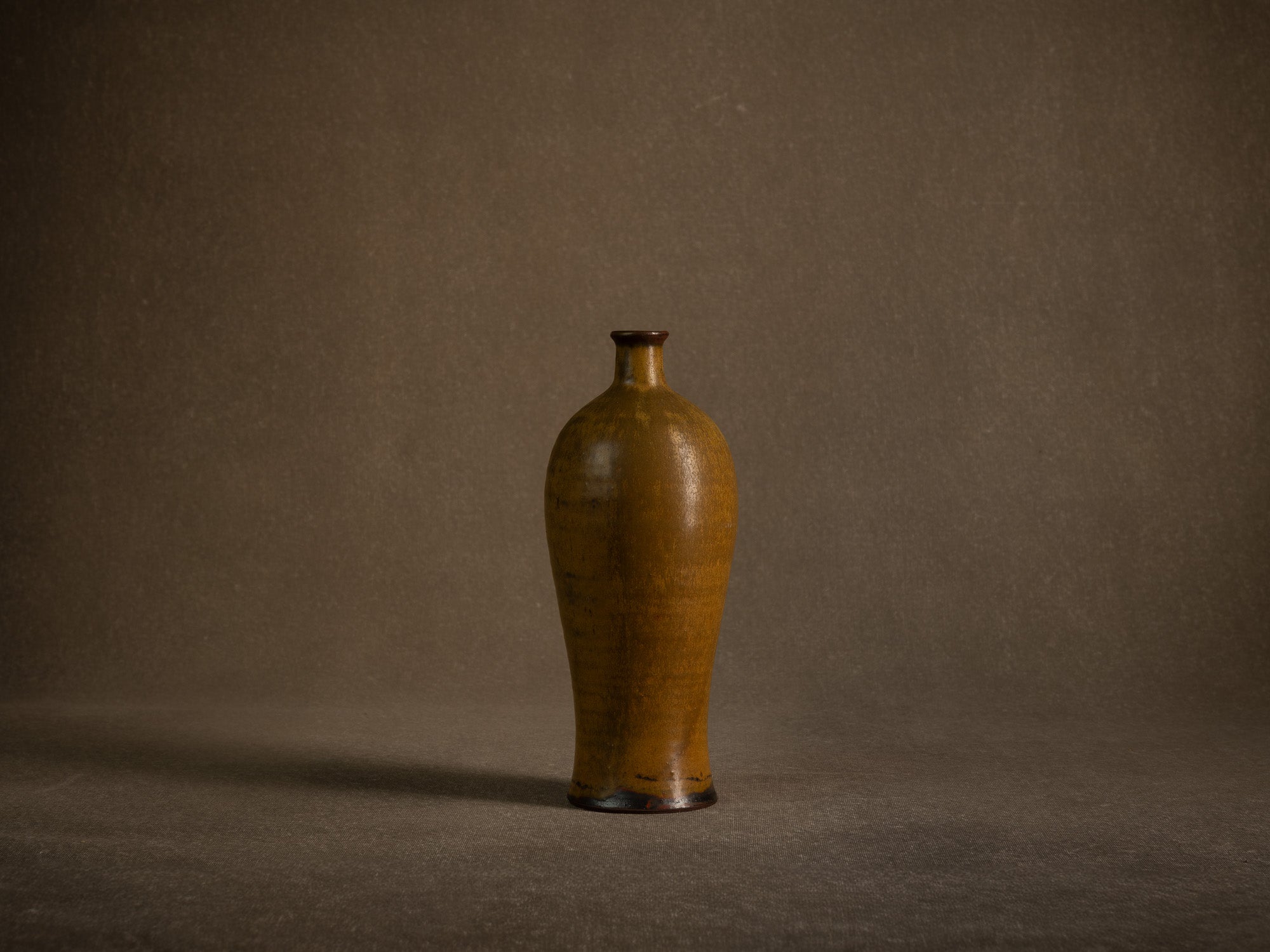 Vase meiping à émail poussière de thé de Daniel de Montmollin à Taizé, France (vers 1960-65)..Meiping vase with tea dust glaze by Daniel de Montmollin in Taizé, France (circa 1960-65)