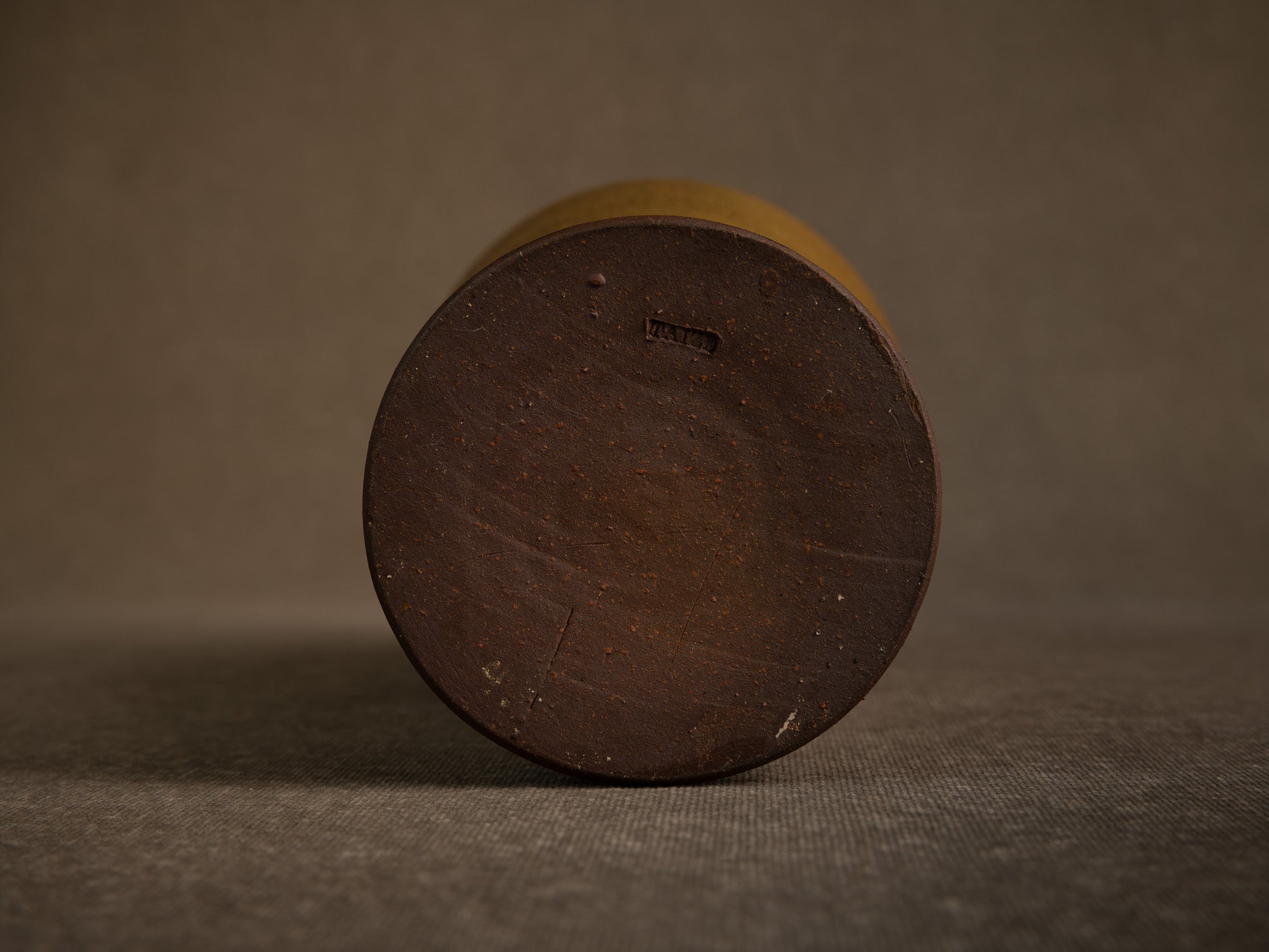 Vase meiping à émail poussière de thé de Daniel de Montmollin à Taizé, France (vers 1960-65)..Meiping vase with tea dust glaze by Daniel de Montmollin in Taizé, France (circa 1960-65)