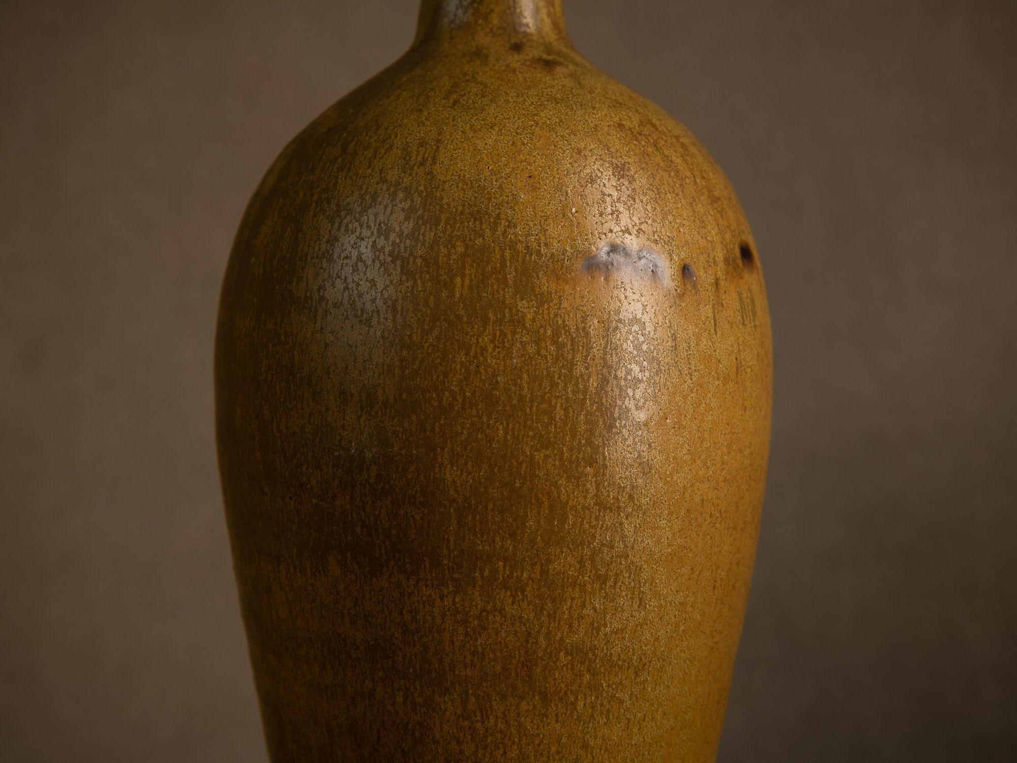 Vase meiping à émail poussière de thé de Daniel de Montmollin à Taizé, France (vers 1960-65)..Meiping vase with tea dust glaze by Daniel de Montmollin in Taizé, France (circa 1960-65)