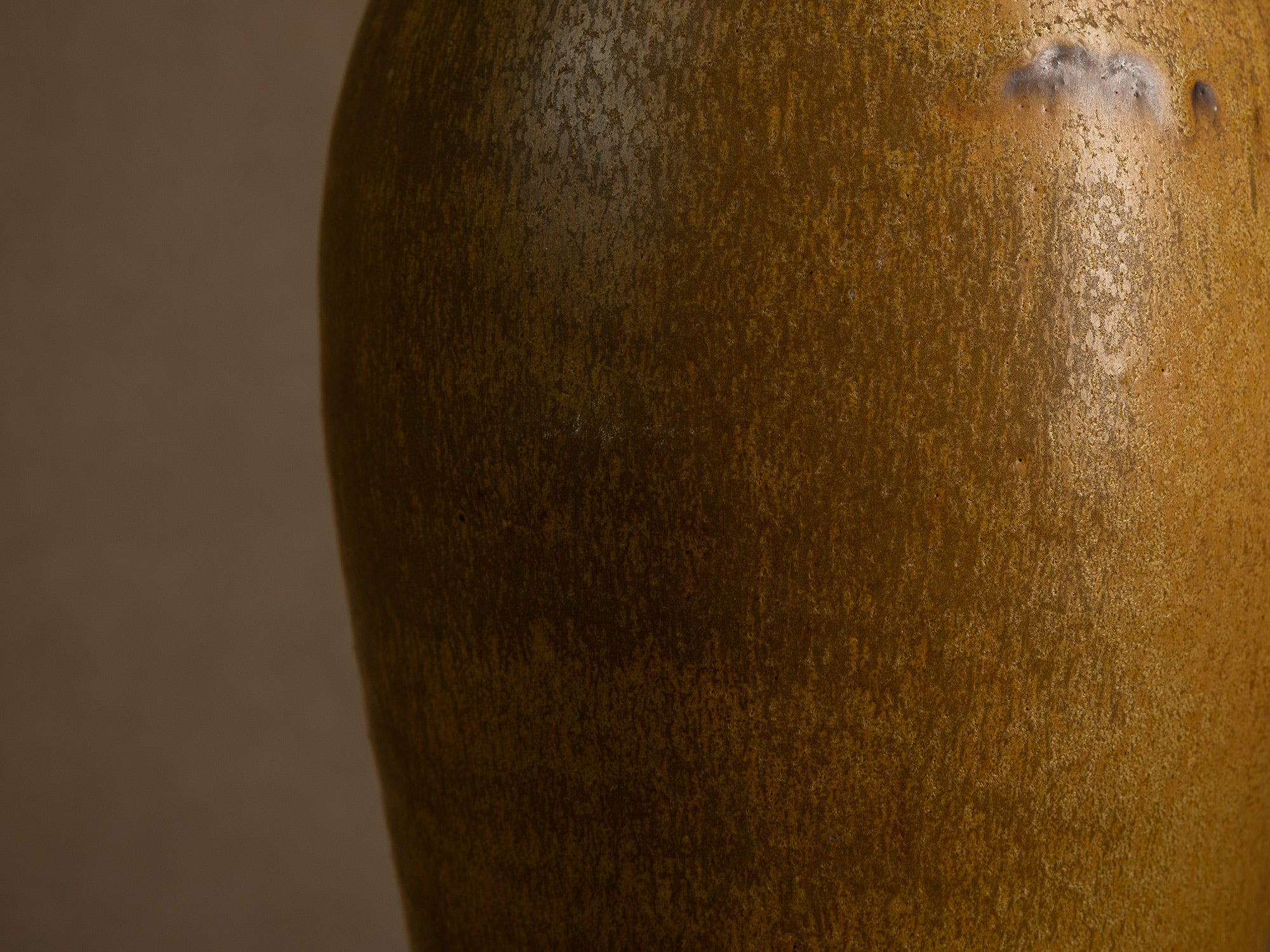 Vase meiping à émail poussière de thé de Daniel de Montmollin à Taizé, France (vers 1960-65)..Meiping vase with tea dust glaze by Daniel de Montmollin in Taizé, France (circa 1960-65)