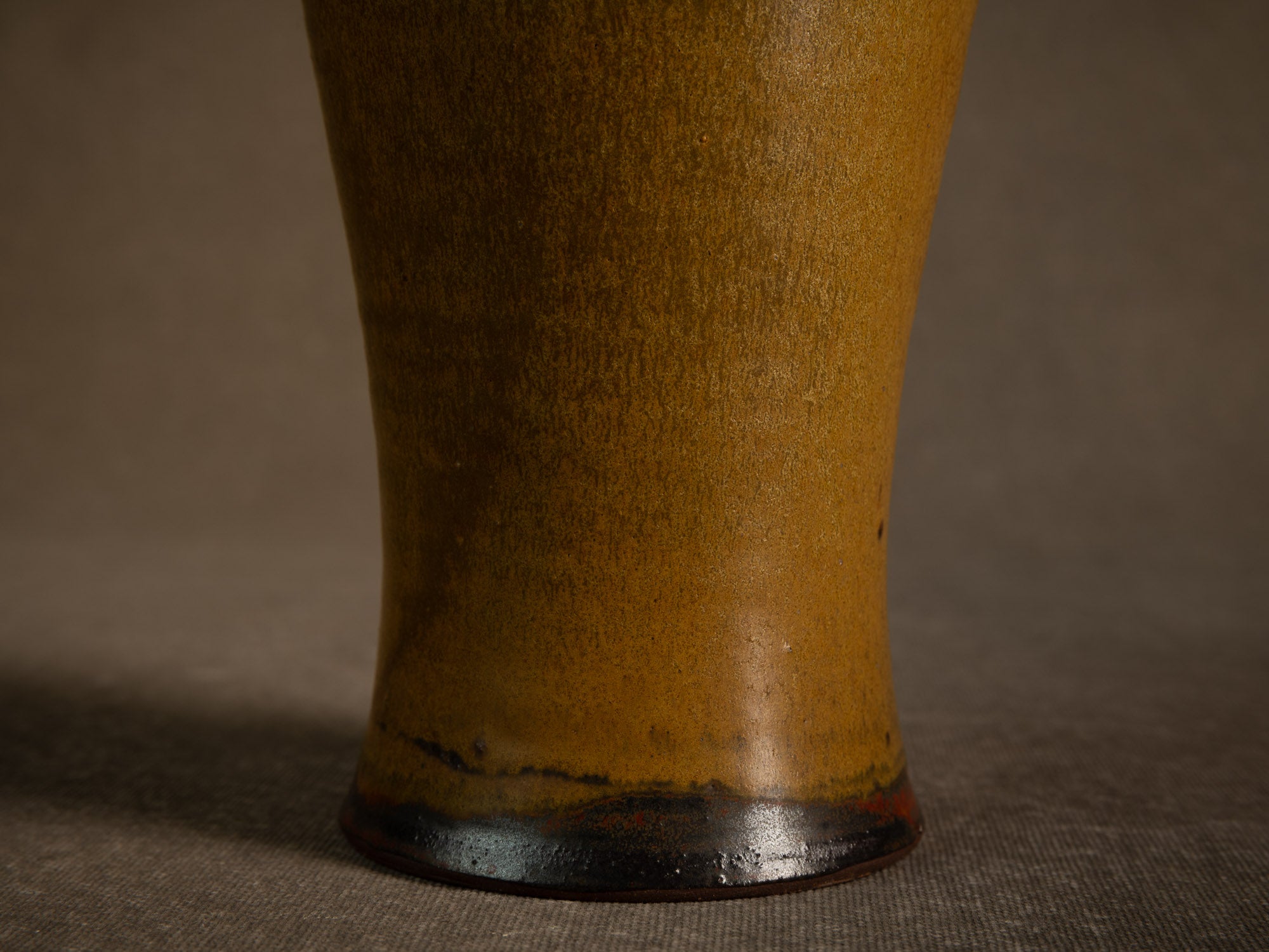 Vase meiping à émail poussière de thé de Daniel de Montmollin à Taizé, France (vers 1960-65)..Meiping vase with tea dust glaze by Daniel de Montmollin in Taizé, France (circa 1960-65)