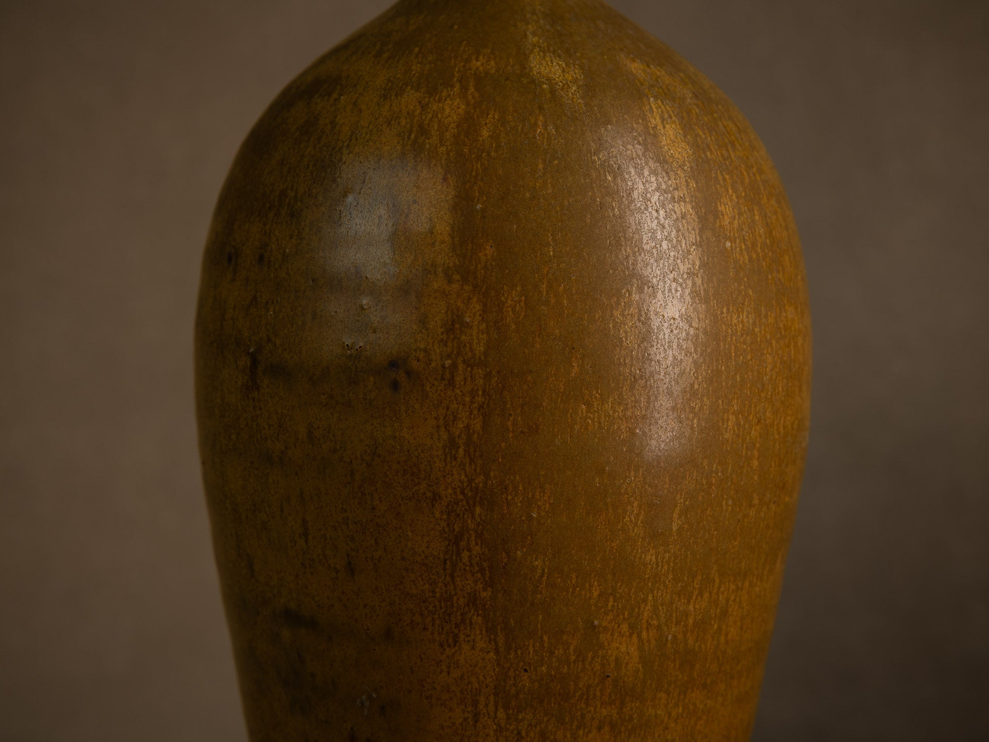 Vase meiping à émail poussière de thé de Daniel de Montmollin à Taizé, France (vers 1960-65)..Meiping vase with tea dust glaze by Daniel de Montmollin in Taizé, France (circa 1960-65)