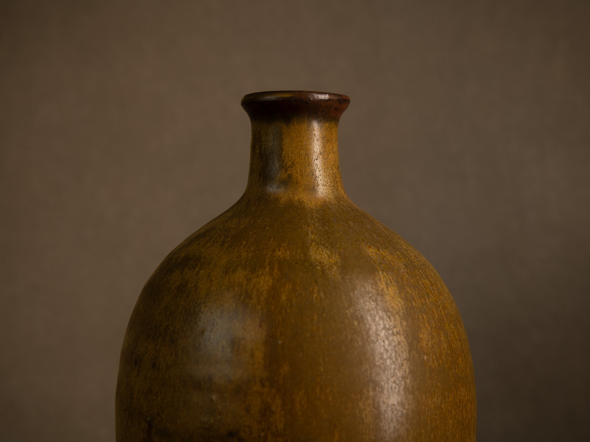 Vase meiping à émail poussière de thé de Daniel de Montmollin à Taizé, France (vers 1960-65)..Meiping vase with tea dust glaze by Daniel de Montmollin in Taizé, France (circa 1960-65)