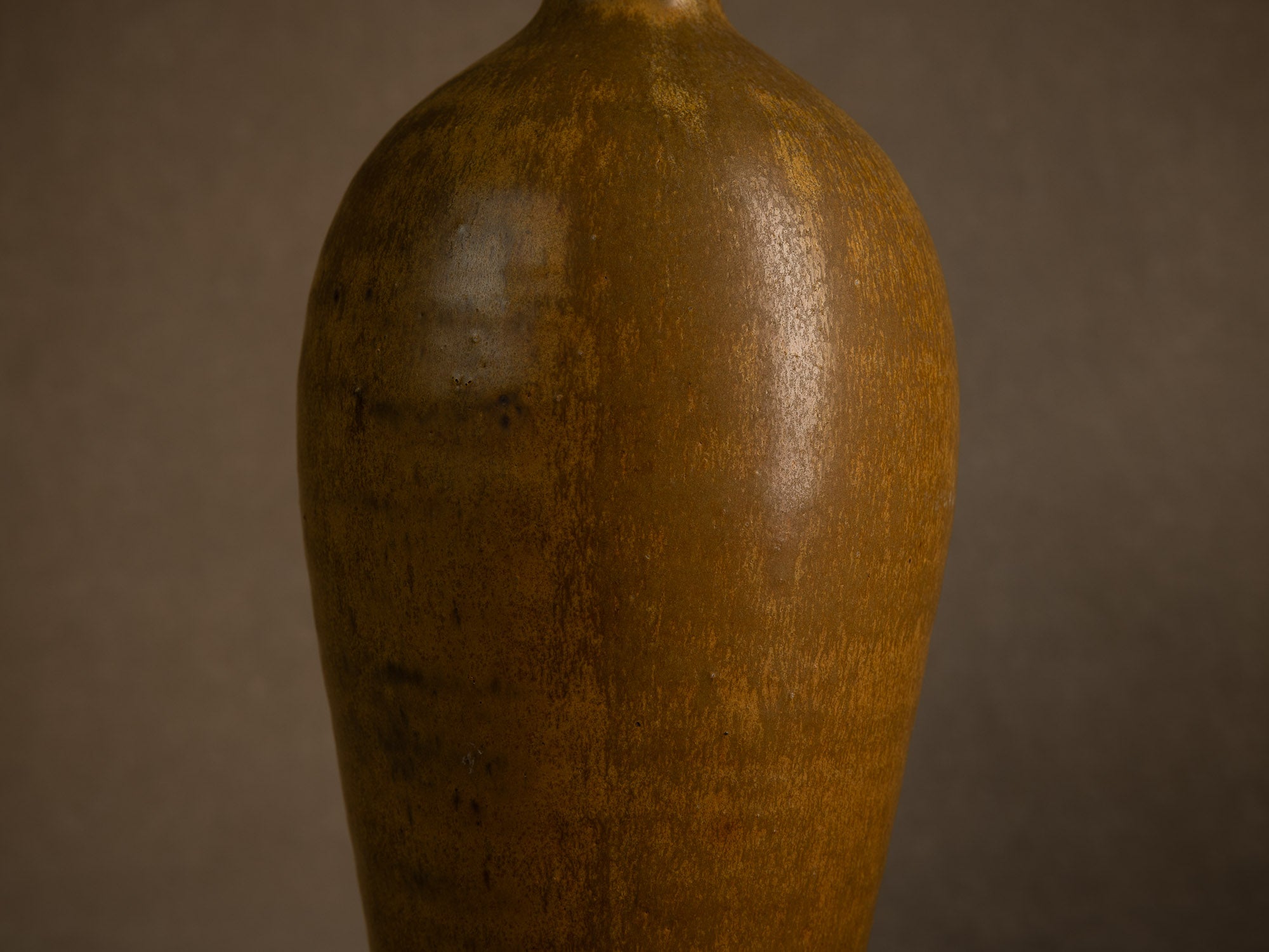 Vase meiping à émail poussière de thé de Daniel de Montmollin à Taizé, France (vers 1960-65)..Meiping vase with tea dust glaze by Daniel de Montmollin in Taizé, France (circa 1960-65)