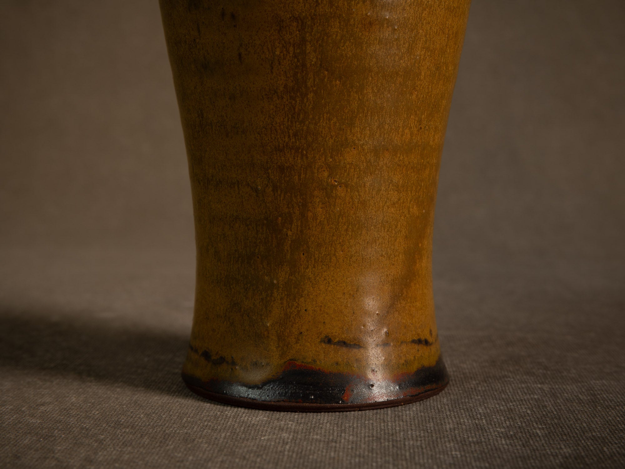 Vase meiping à émail poussière de thé de Daniel de Montmollin à Taizé, France (vers 1960-65)..Meiping vase with tea dust glaze by Daniel de Montmollin in Taizé, France (circa 1960-65)