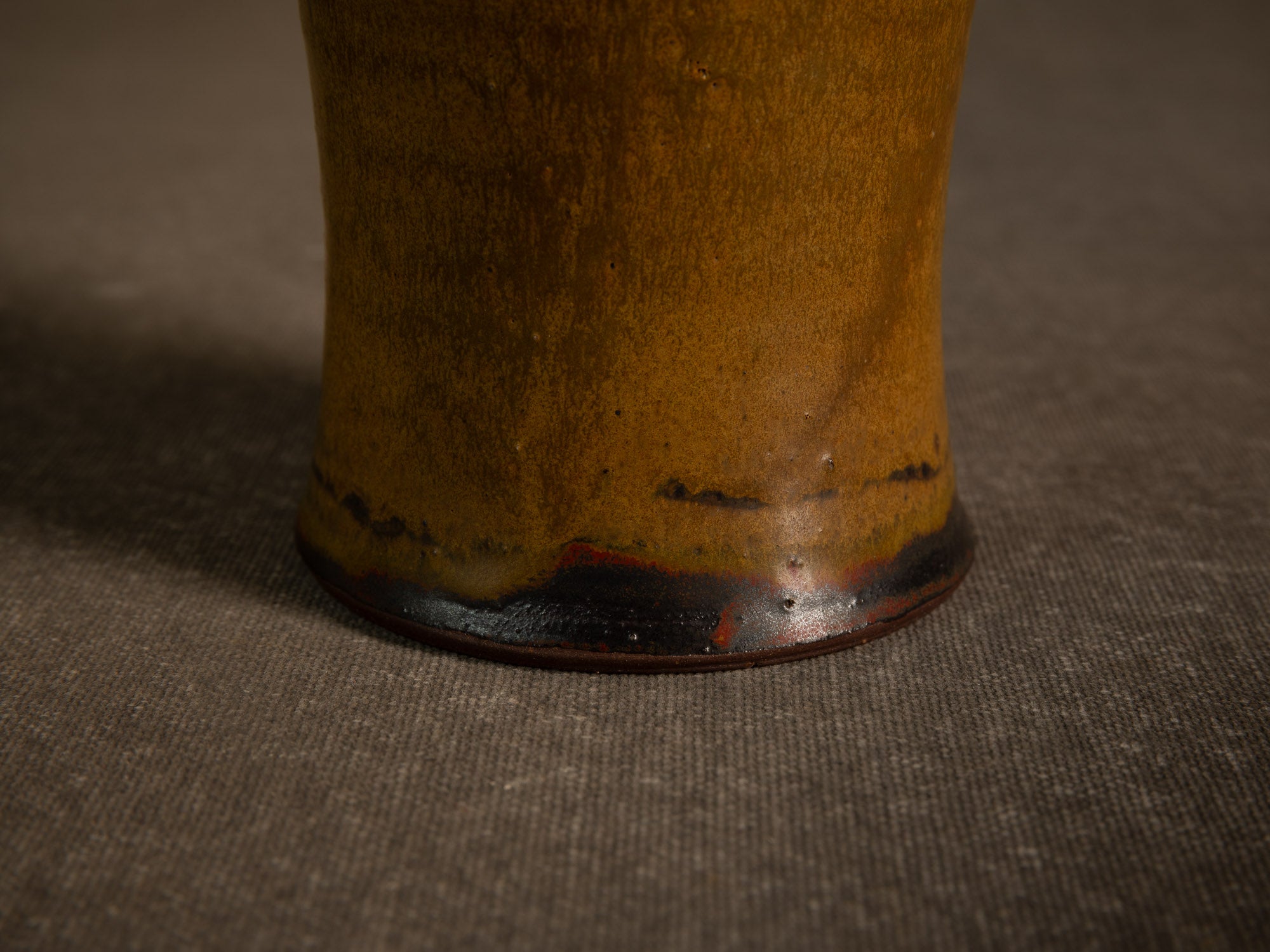 Vase meiping à émail poussière de thé de Daniel de Montmollin à Taizé, France (vers 1960-65)..Meiping vase with tea dust glaze by Daniel de Montmollin in Taizé, France (circa 1960-65)