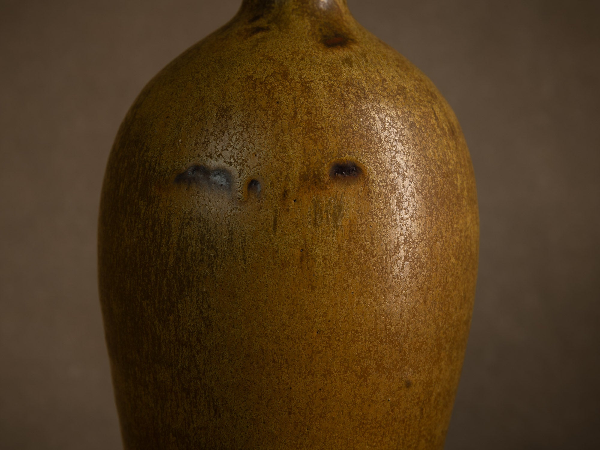 Vase meiping à émail poussière de thé de Daniel de Montmollin à Taizé, France (vers 1960-65)..Meiping vase with tea dust glaze by Daniel de Montmollin in Taizé, France (circa 1960-65)