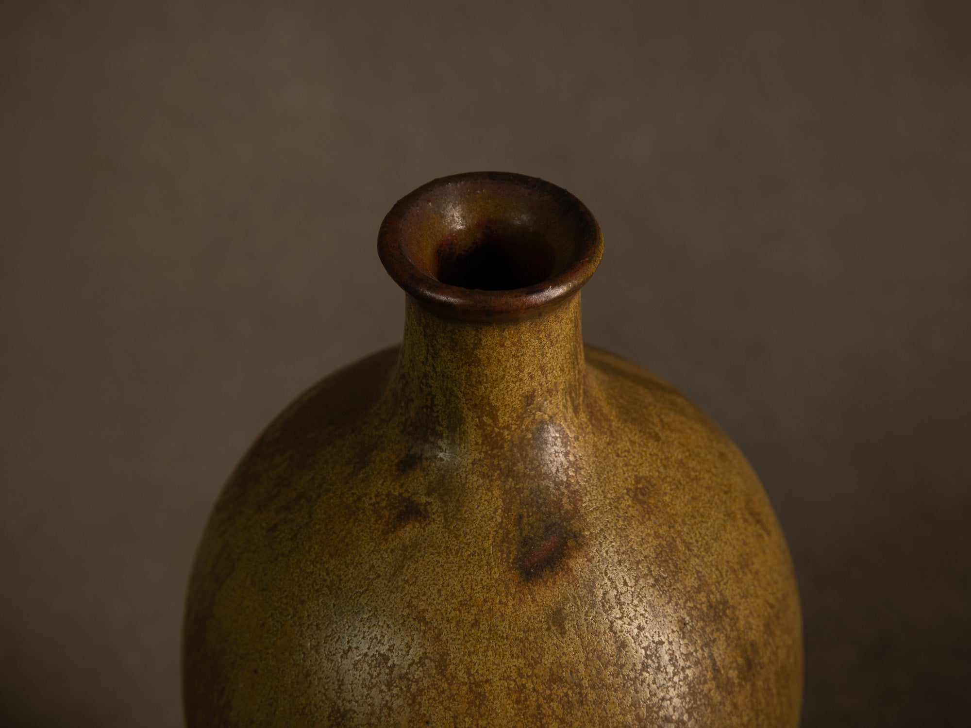 Vase meiping à émail poussière de thé de Daniel de Montmollin à Taizé, France (vers 1960-65)..Meiping vase with tea dust glaze by Daniel de Montmollin in Taizé, France (circa 1960-65)