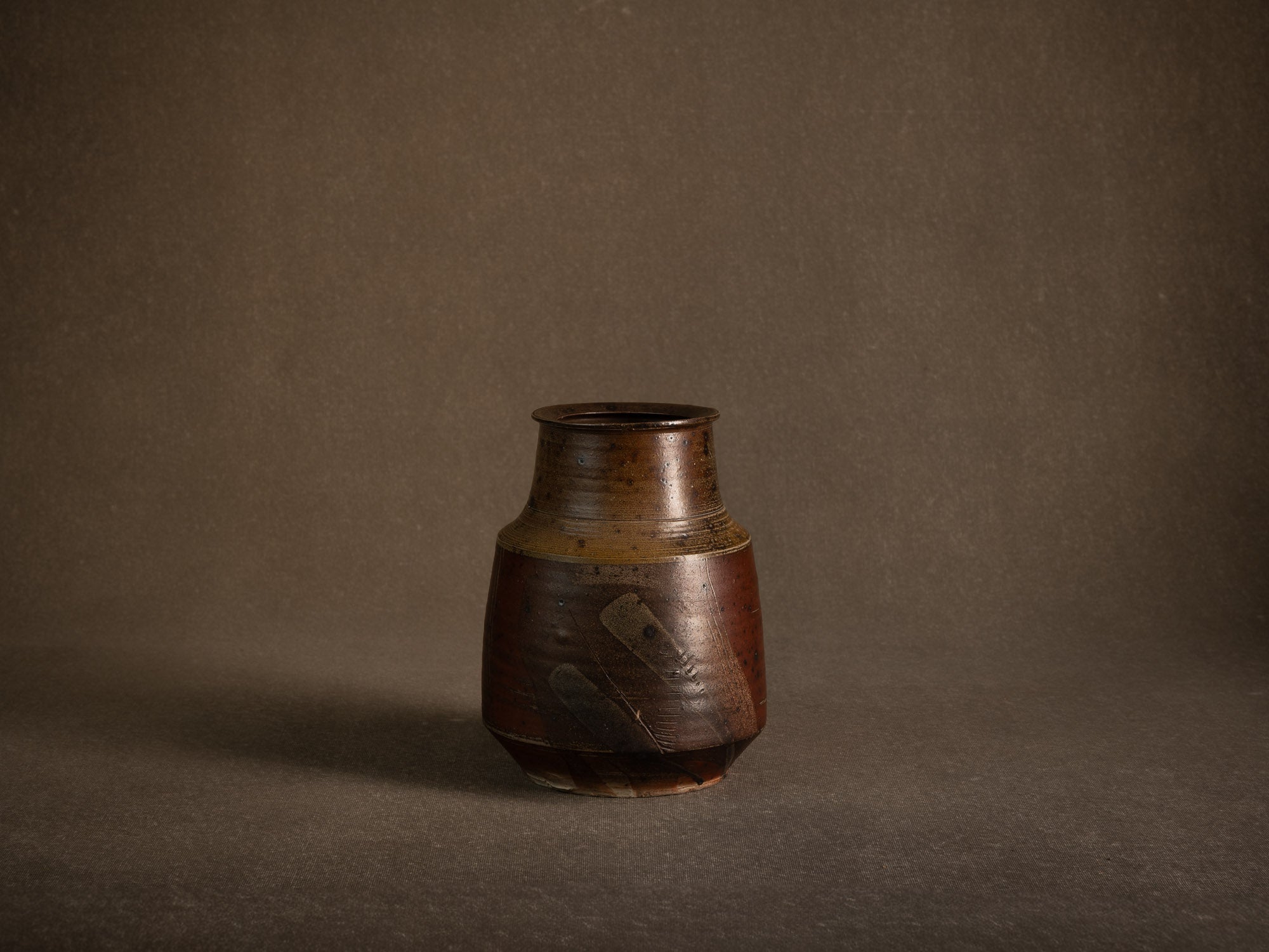 Vase en grès scarifié de Gustave Tiffoche, France (vers 1975)..Rare stoneware vase by Gustave Tiffoche, France (circa 1975)