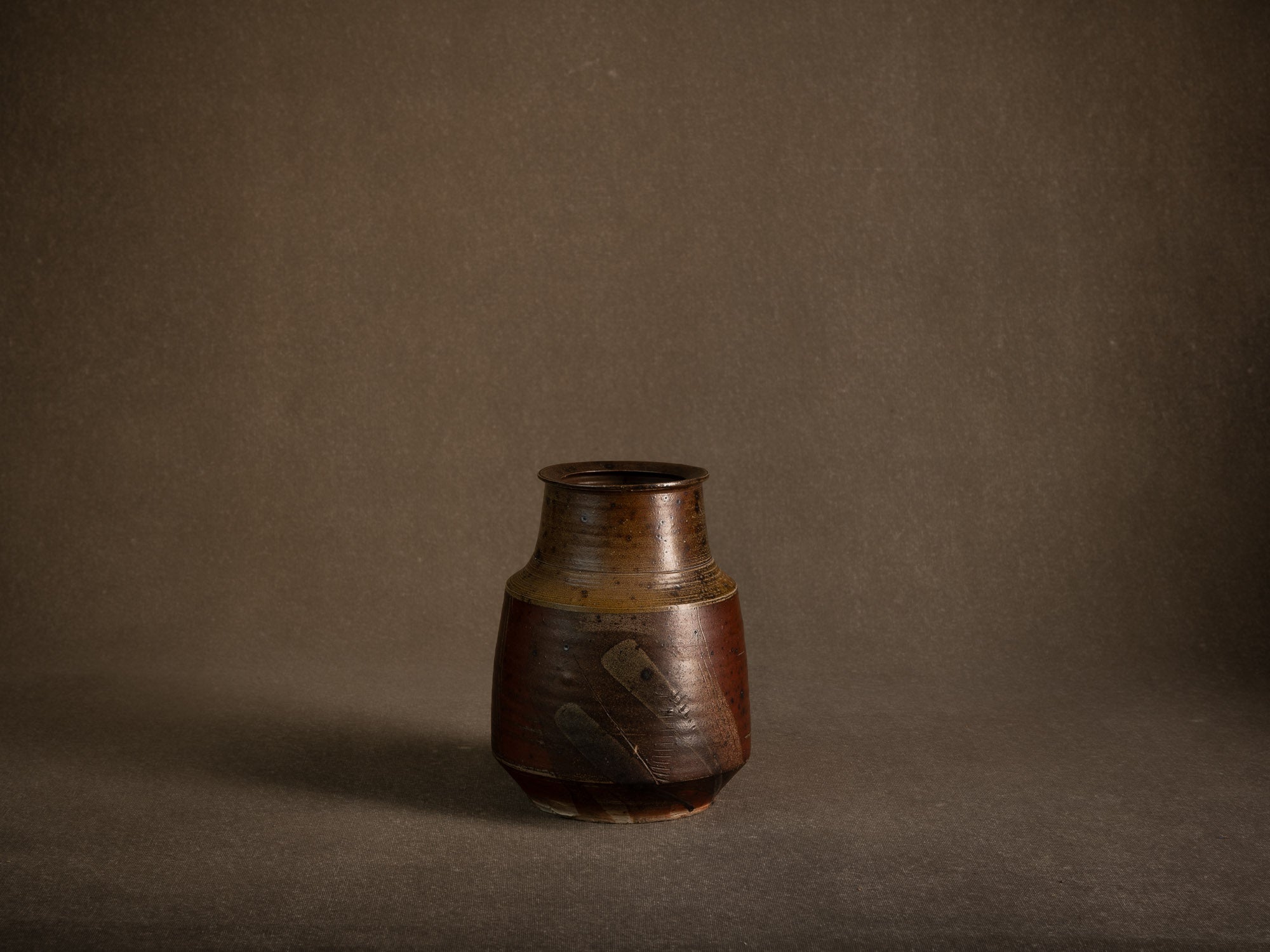 Vase en grès scarifié de Gustave Tiffoche, France (vers 1975)..Rare stoneware vase by Gustave Tiffoche, France (circa 1975)