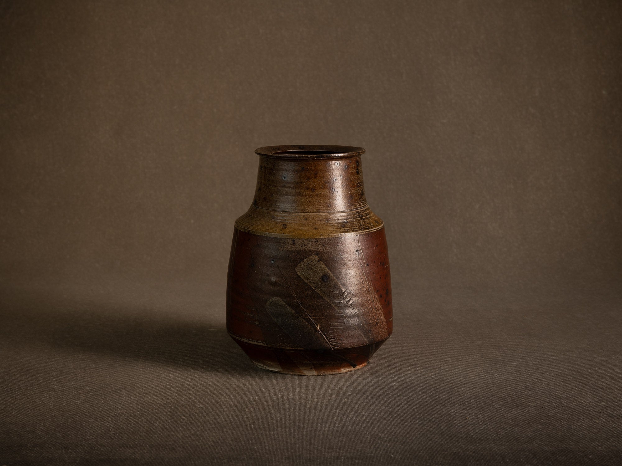 Vase en grès scarifié de Gustave Tiffoche, France (vers 1975)..Rare stoneware vase by Gustave Tiffoche, France (circa 1975)