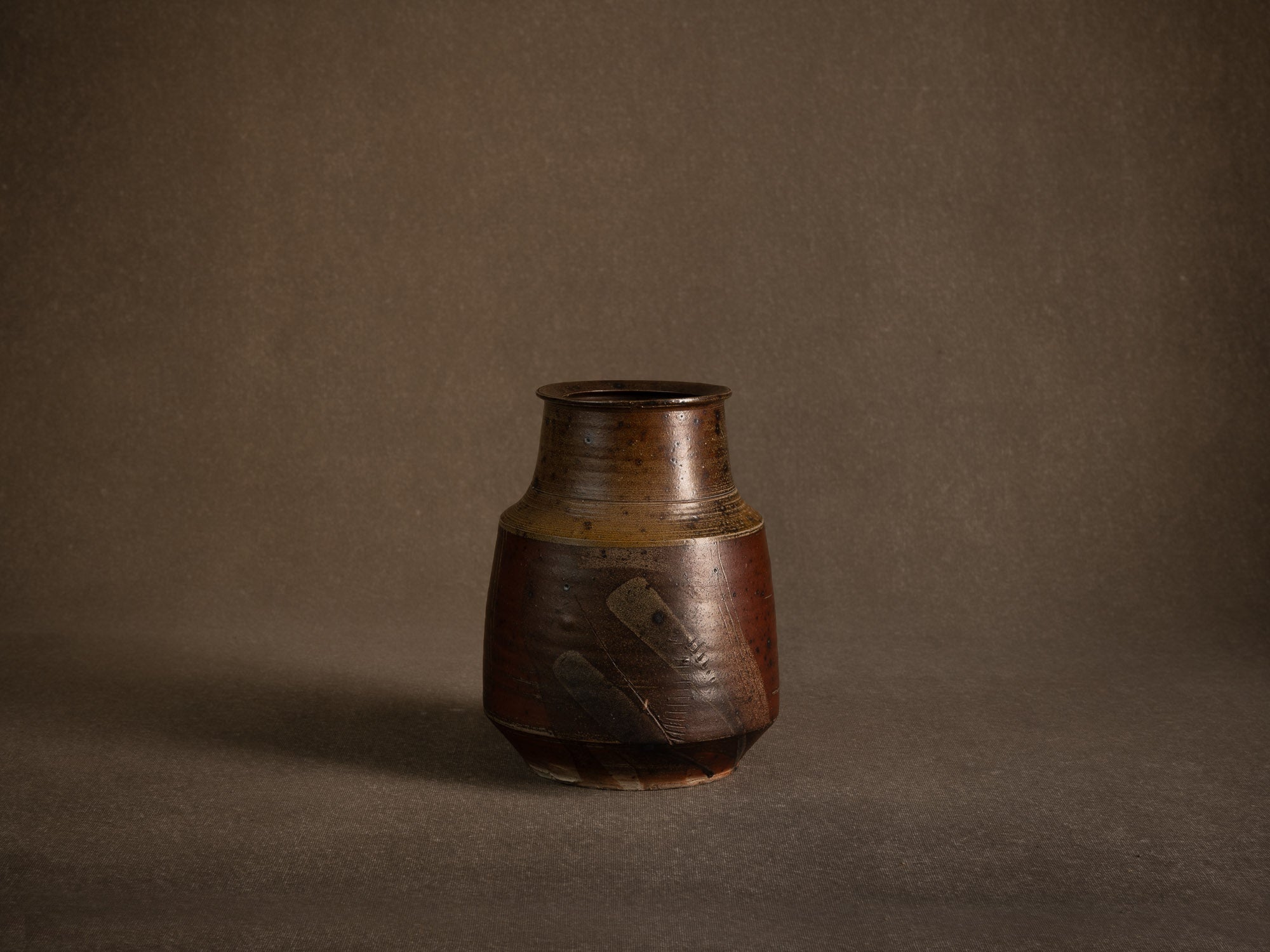 Vase en grès scarifié de Gustave Tiffoche, France (vers 1975)..Rare stoneware vase by Gustave Tiffoche, France (circa 1975)
