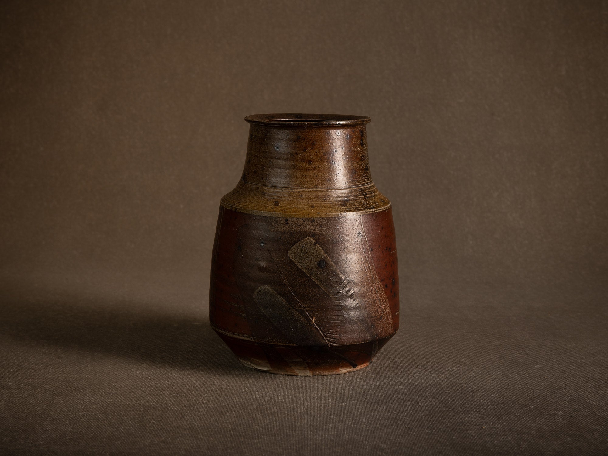 Vase en grès scarifié de Gustave Tiffoche, France (vers 1975)..Rare stoneware vase by Gustave Tiffoche, France (circa 1975)
