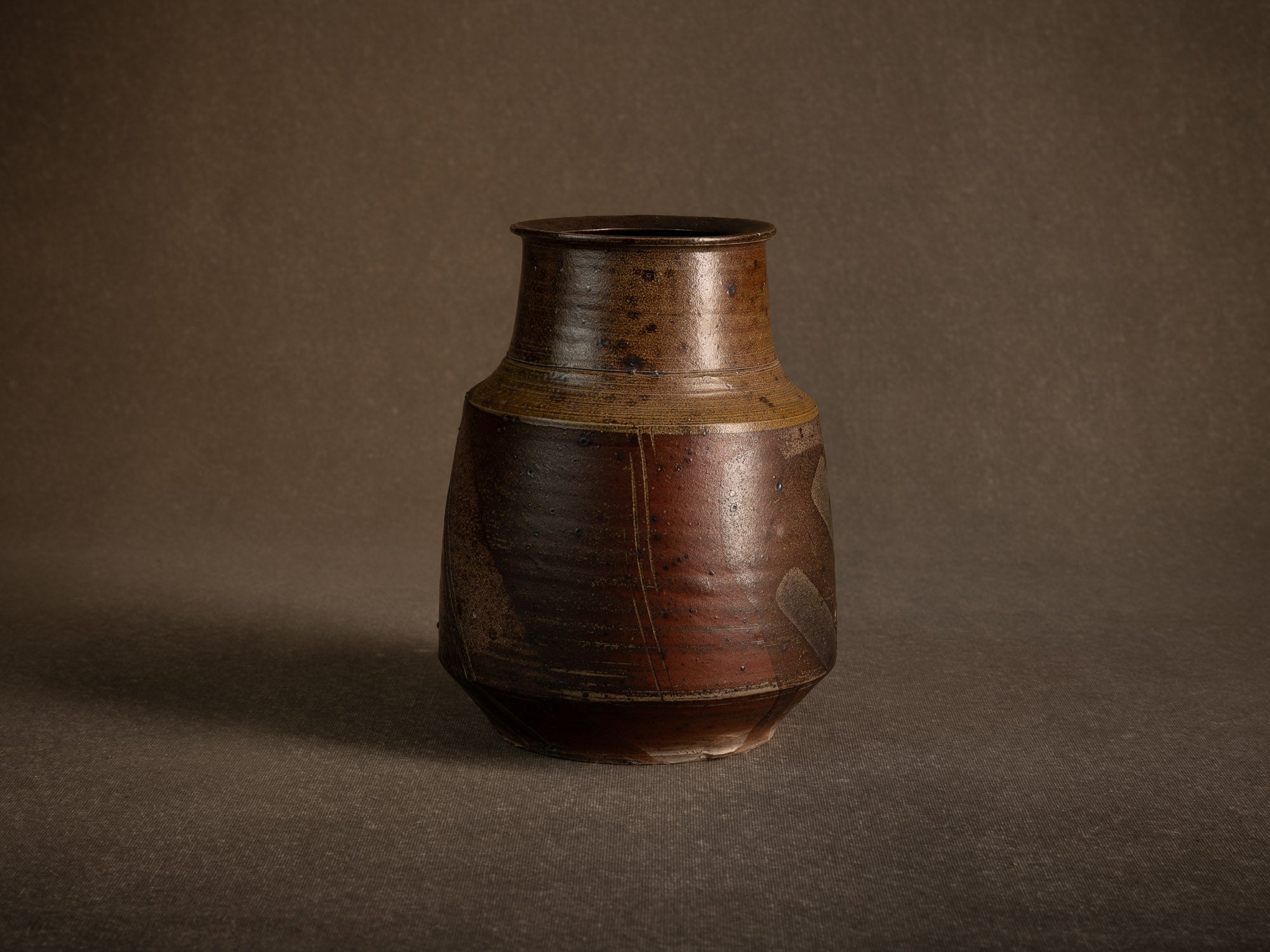 Vase en grès scarifié de Gustave Tiffoche, France (vers 1975)..Rare stoneware vase by Gustave Tiffoche, France (circa 1975)