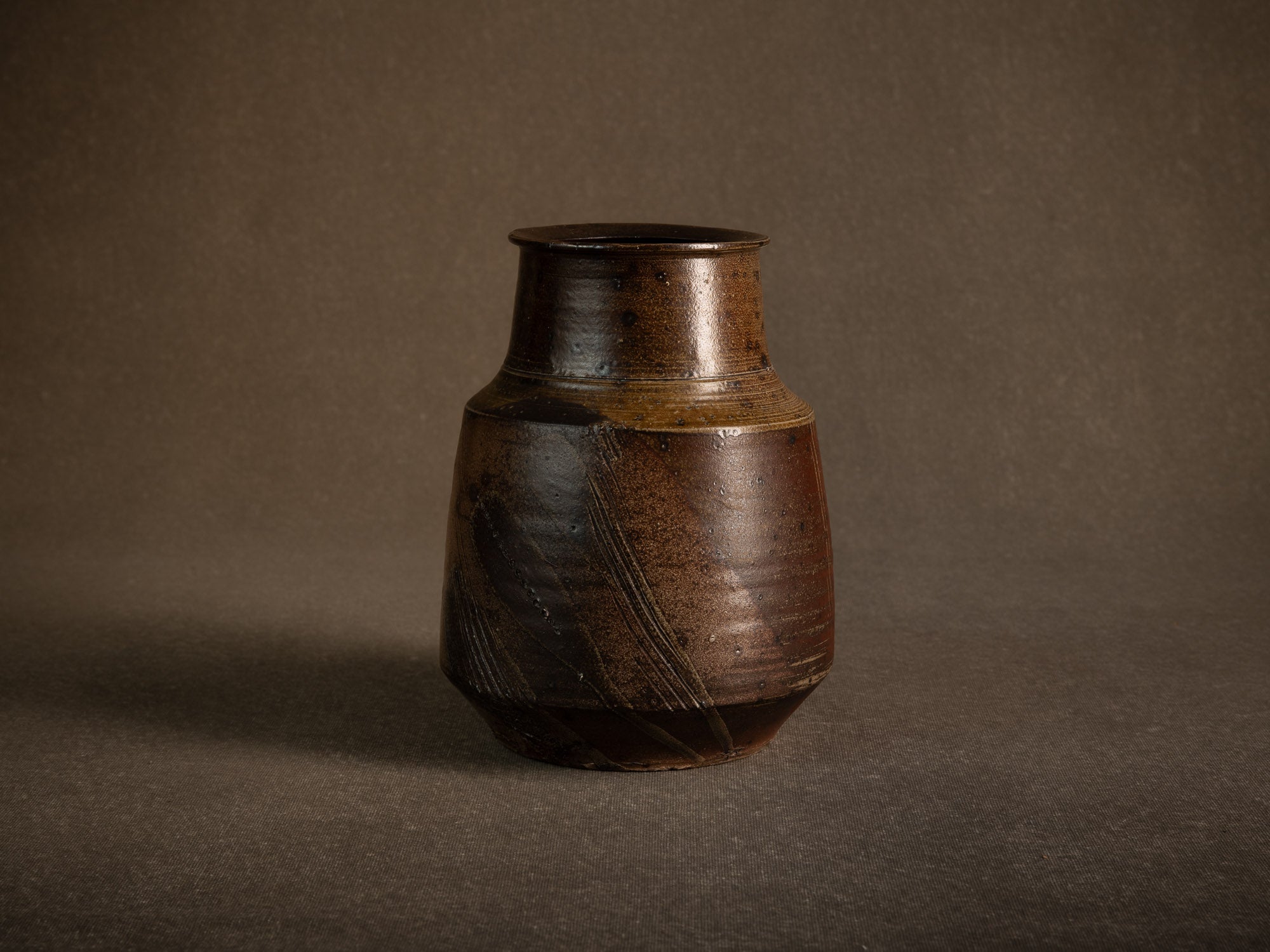 Vase en grès scarifié de Gustave Tiffoche, France (vers 1975)..Rare stoneware vase by Gustave Tiffoche, France (circa 1975)