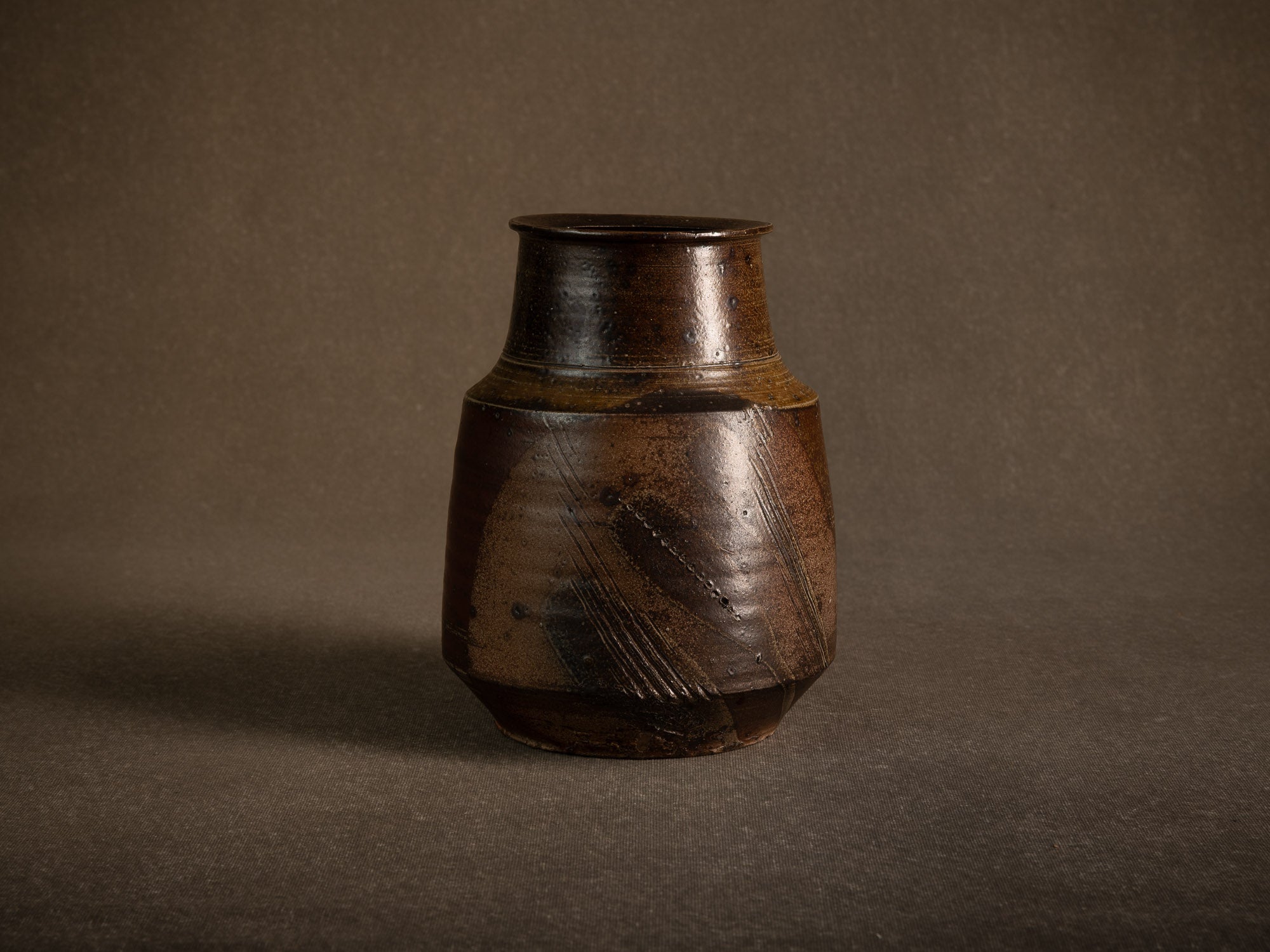 Vase en grès scarifié de Gustave Tiffoche, France (vers 1975)..Rare stoneware vase by Gustave Tiffoche, France (circa 1975)