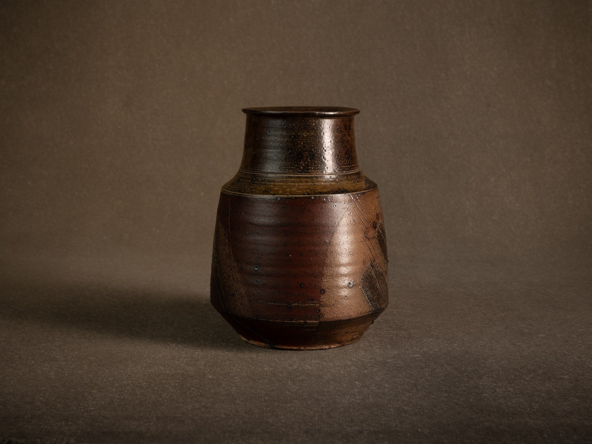 Vase en grès scarifié de Gustave Tiffoche, France (vers 1975)..Rare stoneware vase by Gustave Tiffoche, France (circa 1975)