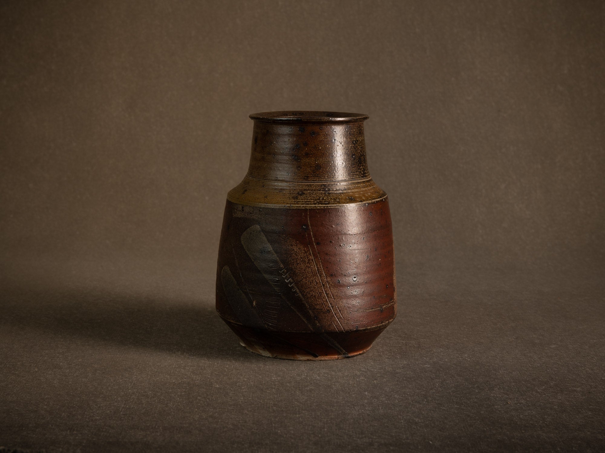 Vase en grès scarifié de Gustave Tiffoche, France (vers 1975)..Rare stoneware vase by Gustave Tiffoche, France (circa 1975)