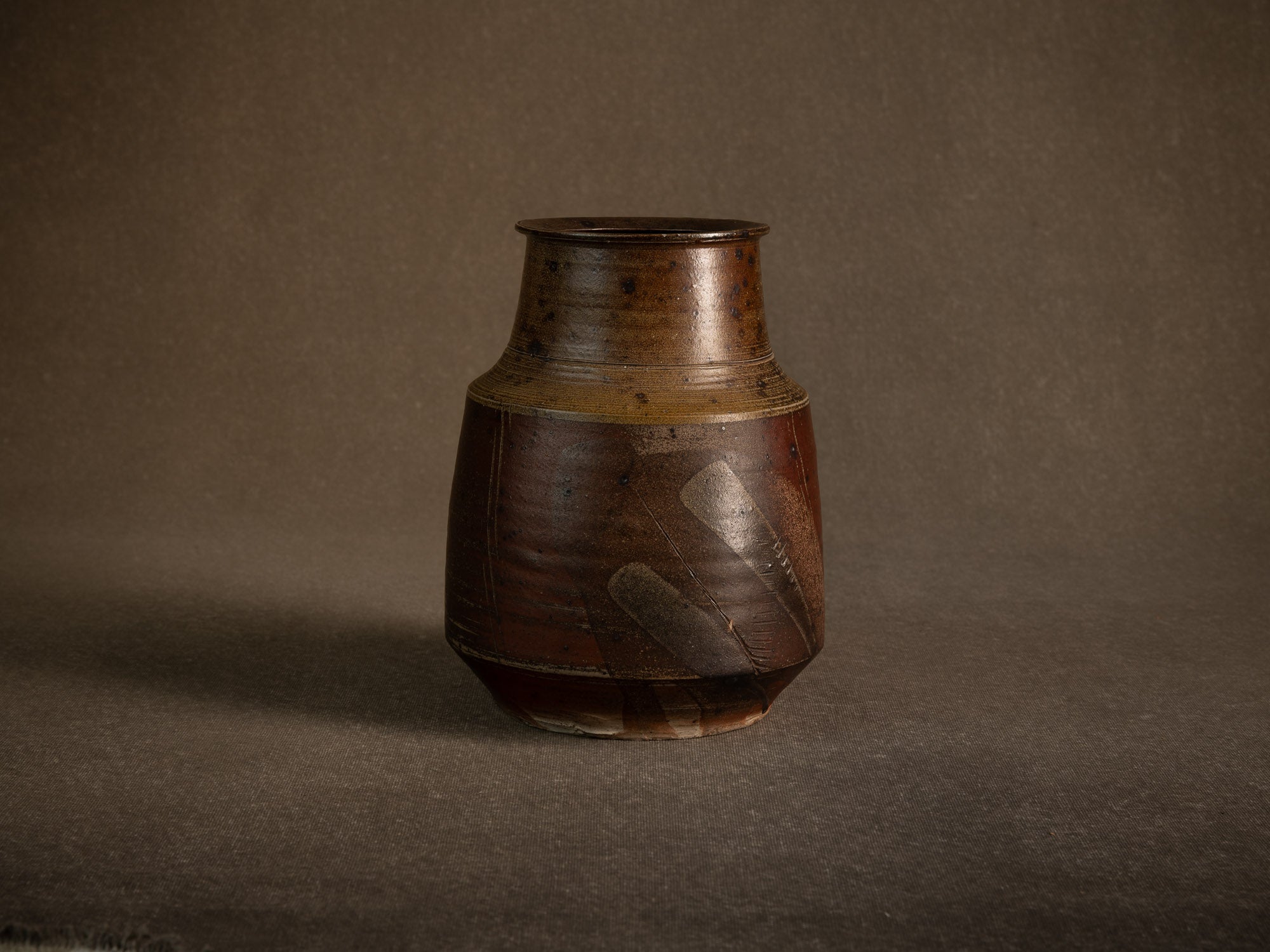 Vase en grès scarifié de Gustave Tiffoche, France (vers 1975)..Rare stoneware vase by Gustave Tiffoche, France (circa 1975)