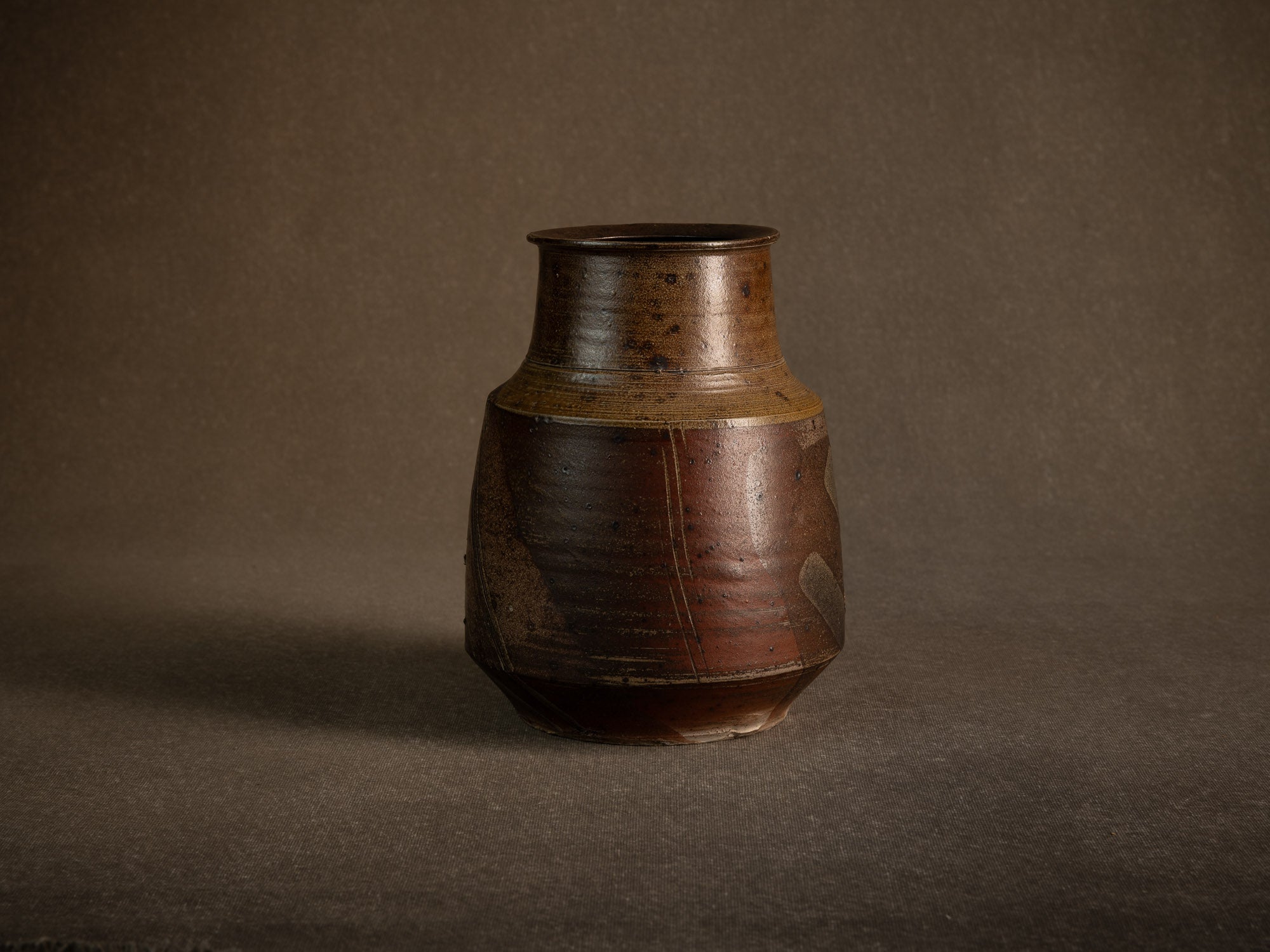 Vase en grès scarifié de Gustave Tiffoche, France (vers 1975)..Rare stoneware vase by Gustave Tiffoche, France (circa 1975)