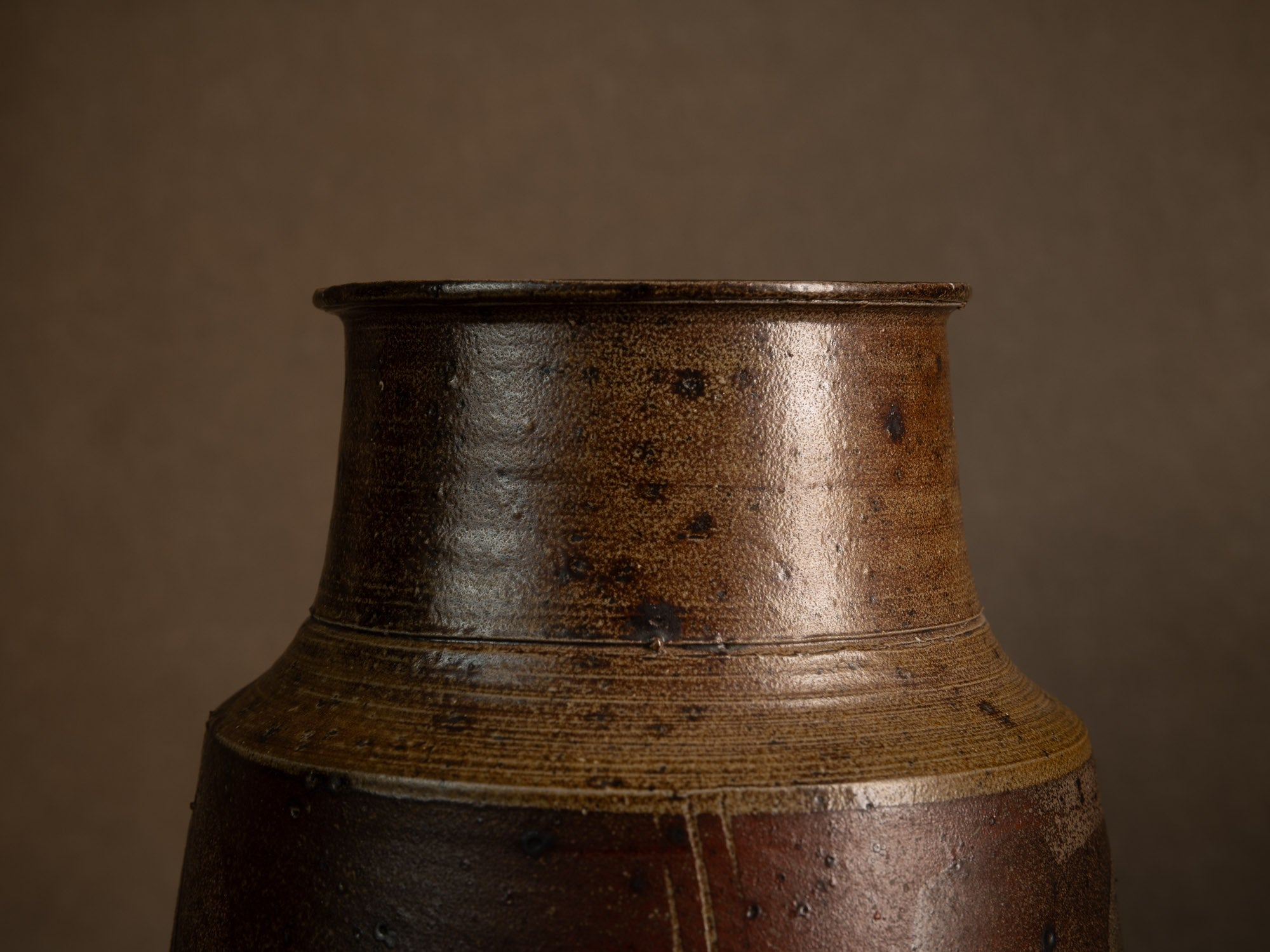 Vase en grès scarifié de Gustave Tiffoche, France (vers 1975)..Rare stoneware vase by Gustave Tiffoche, France (circa 1975)