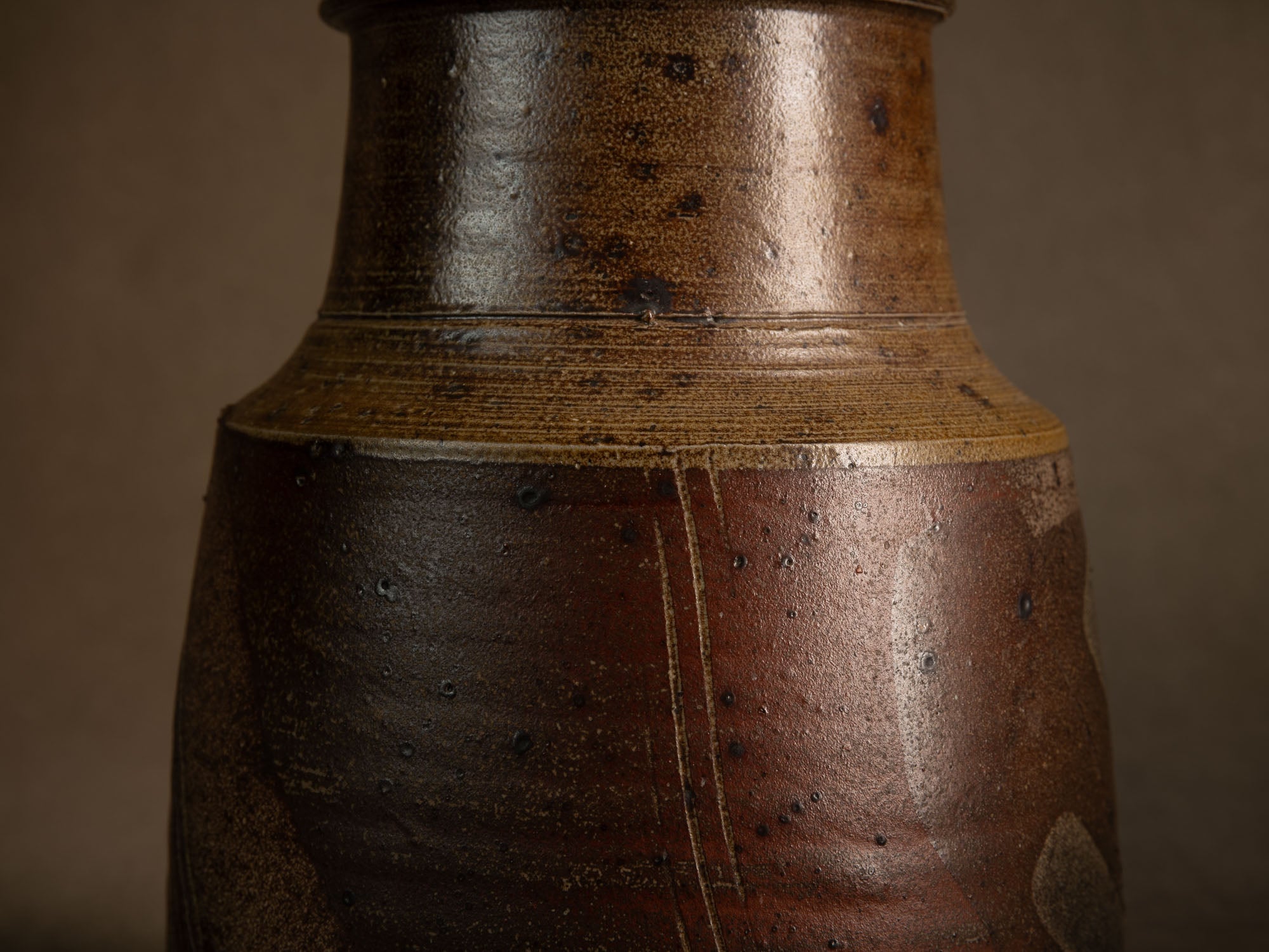 Vase en grès scarifié de Gustave Tiffoche, France (vers 1975)..Rare stoneware vase by Gustave Tiffoche, France (circa 1975)