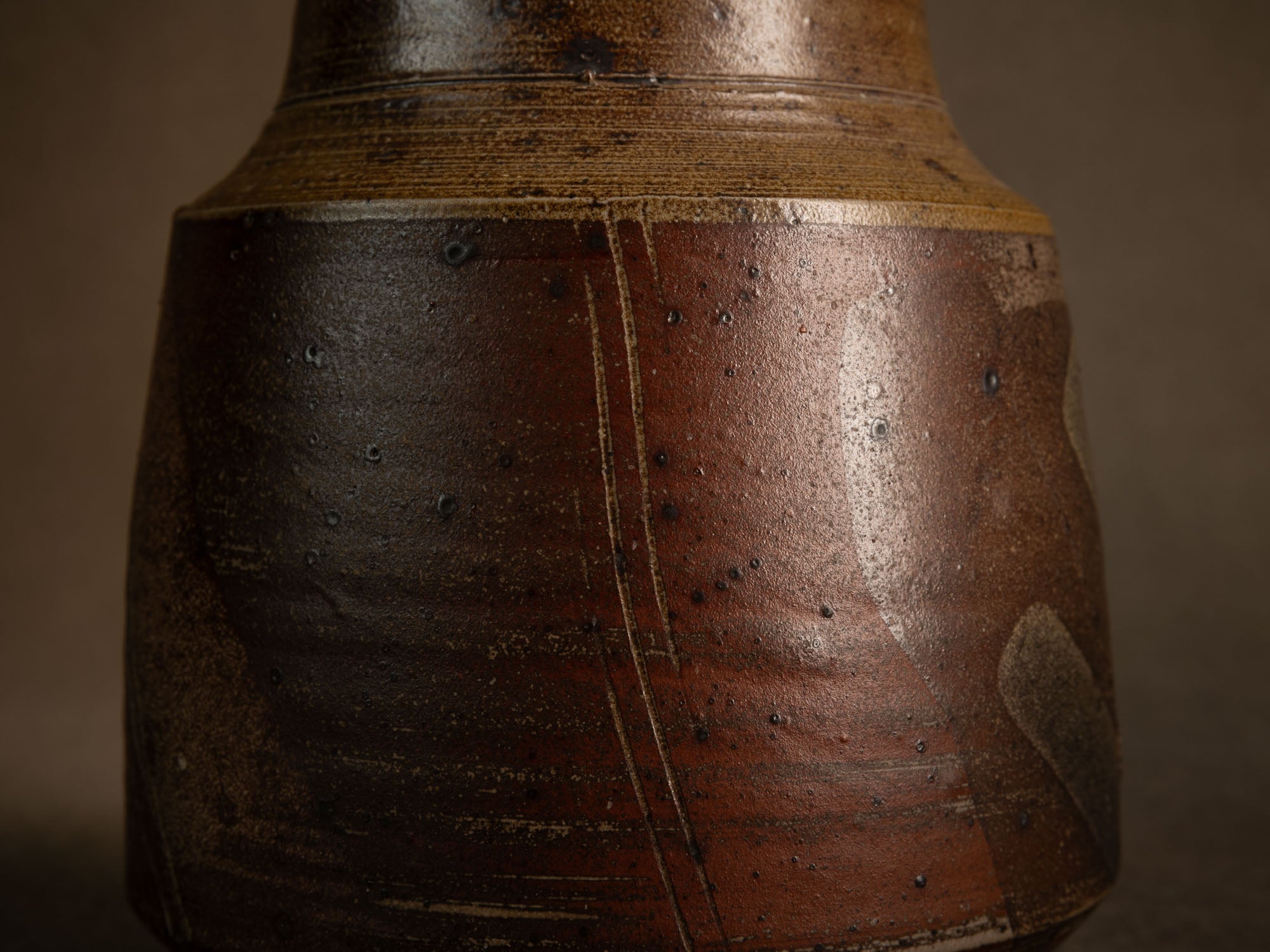 Vase en grès scarifié de Gustave Tiffoche, France (vers 1975)..Rare stoneware vase by Gustave Tiffoche, France (circa 1975)