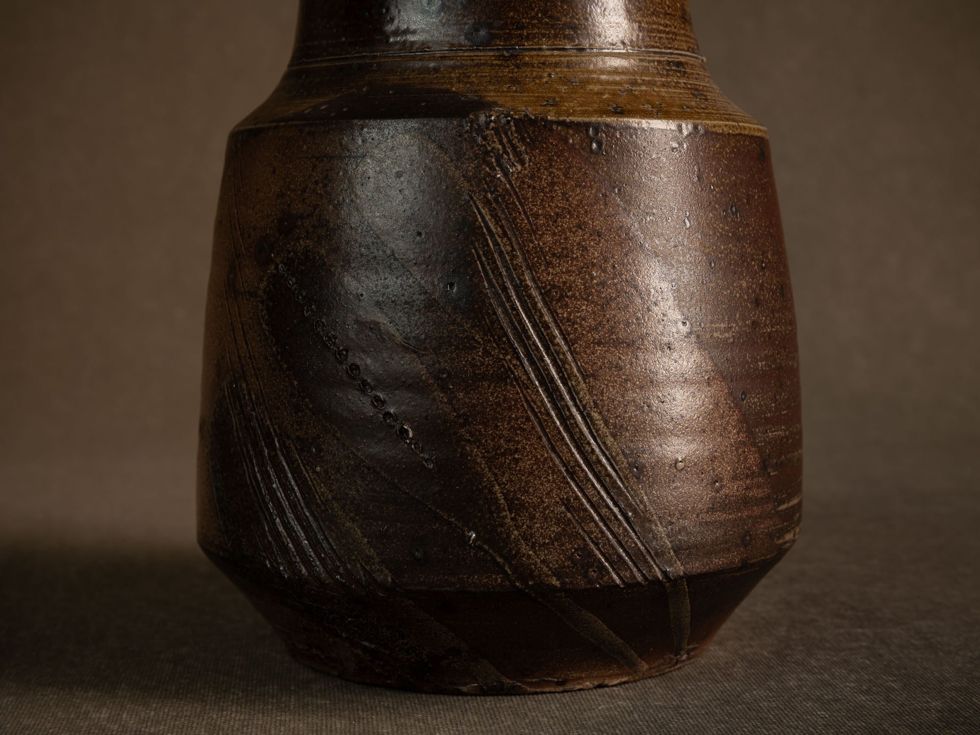 Vase en grès scarifié de Gustave Tiffoche, France (vers 1975)..Rare stoneware vase by Gustave Tiffoche, France (circa 1975)