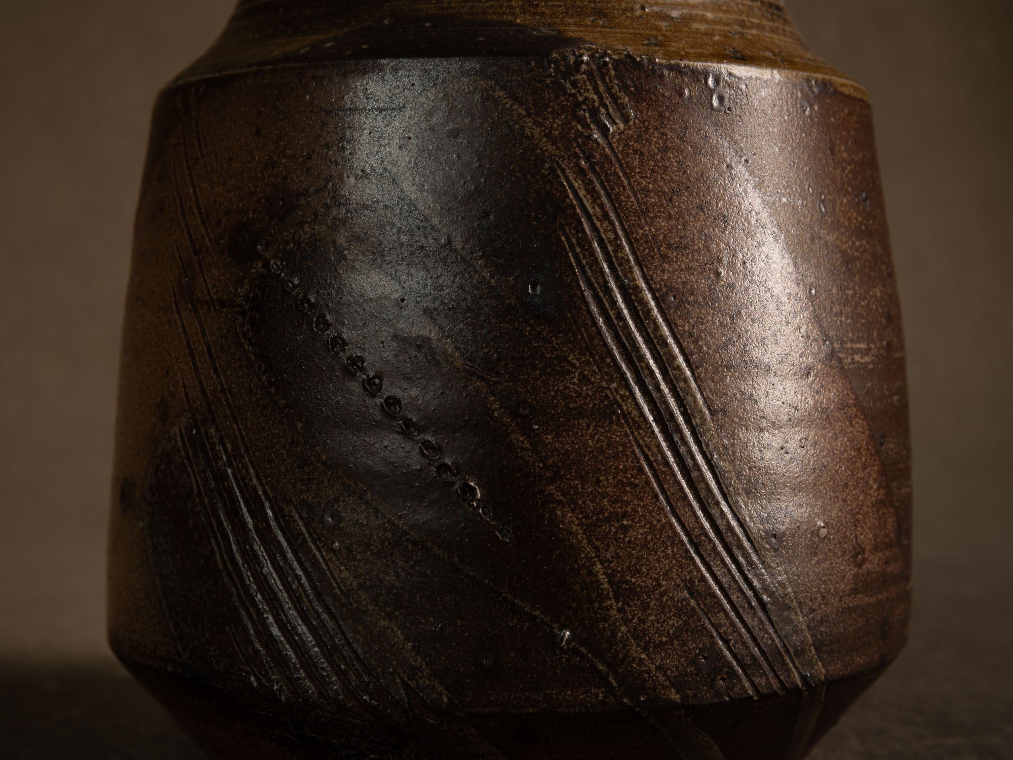 Vase en grès scarifié de Gustave Tiffoche, France (vers 1975)..Rare stoneware vase by Gustave Tiffoche, France (circa 1975)