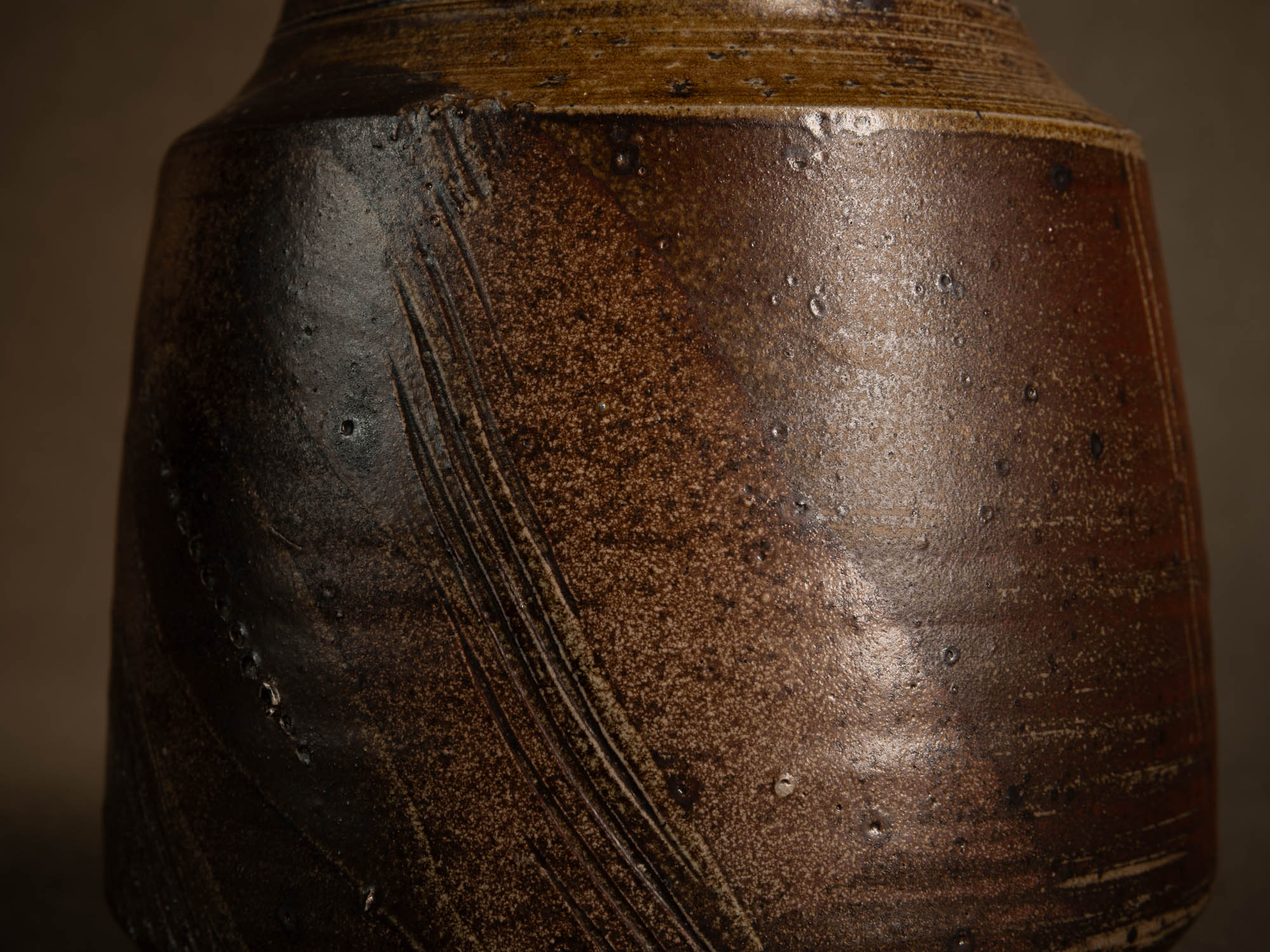 Vase en grès scarifié de Gustave Tiffoche, France (vers 1975)..Rare stoneware vase by Gustave Tiffoche, France (circa 1975)