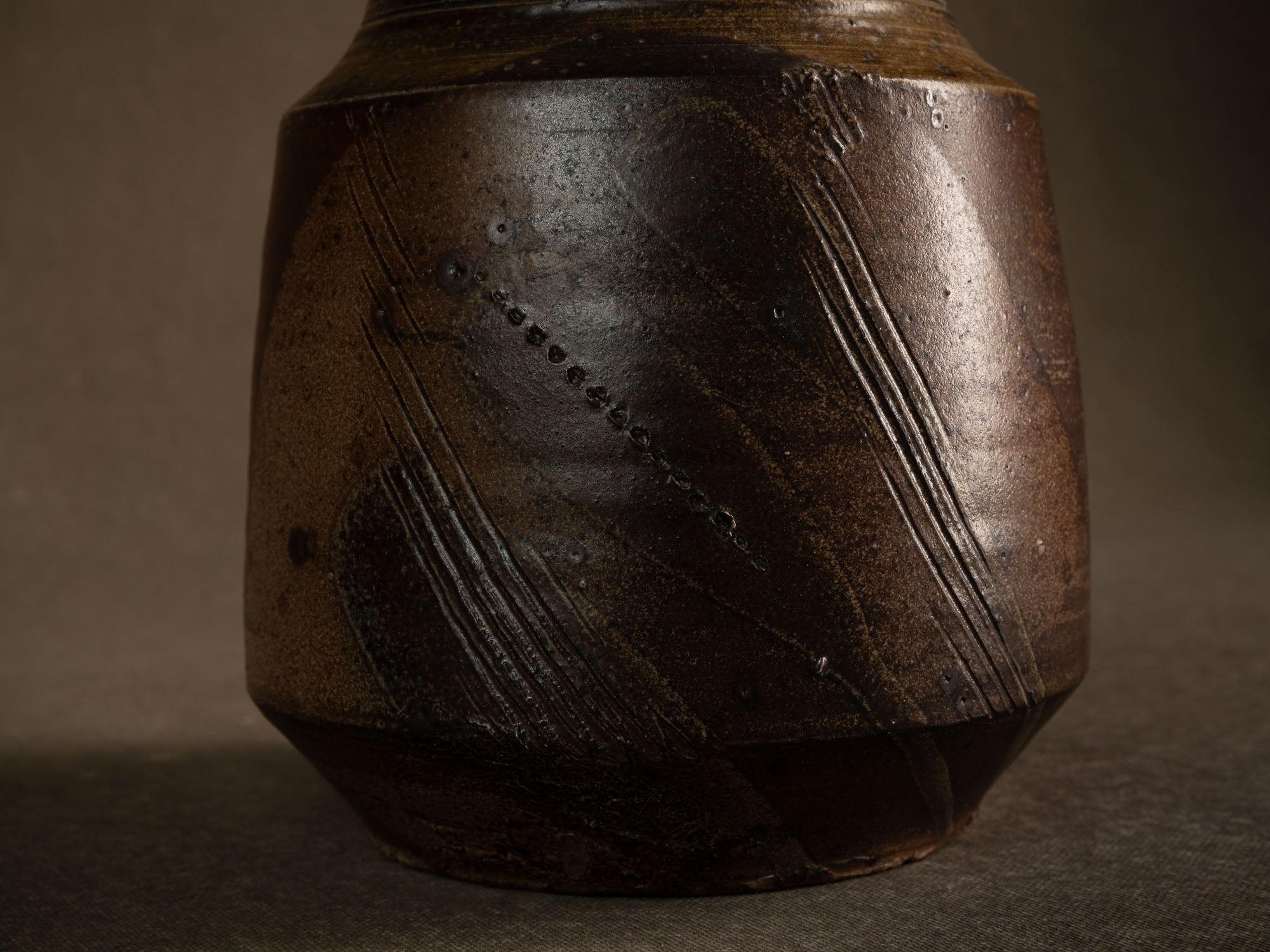 Vase en grès scarifié de Gustave Tiffoche, France (vers 1975)..Rare stoneware vase by Gustave Tiffoche, France (circa 1975)