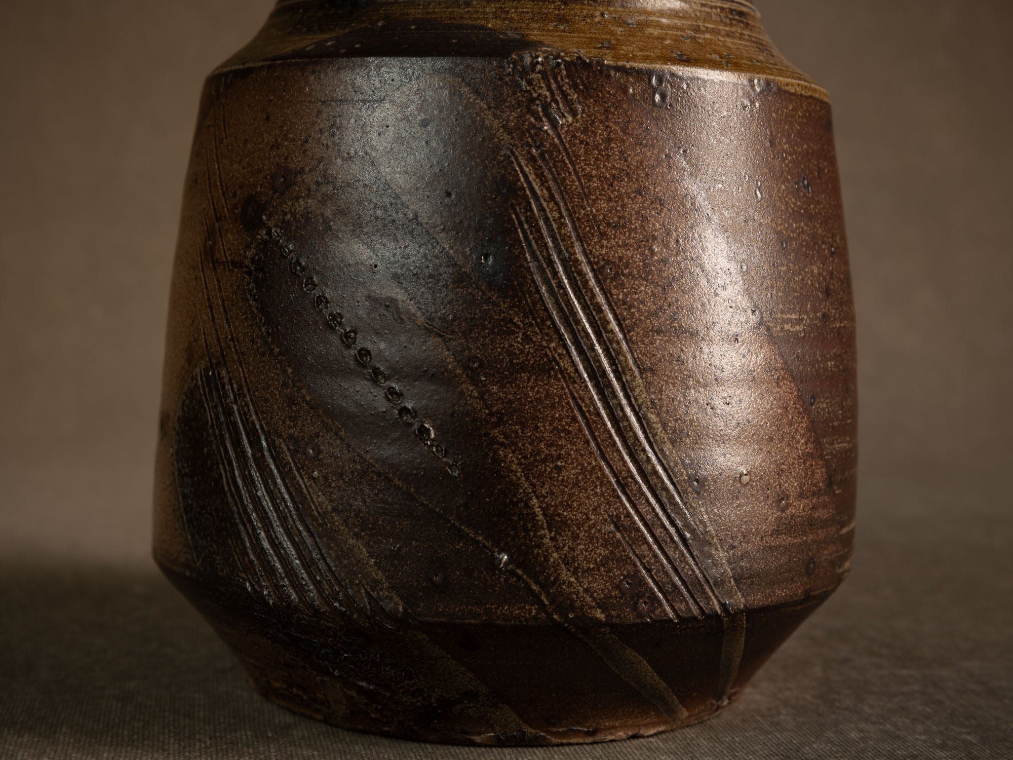 Vase en grès scarifié de Gustave Tiffoche, France (vers 1975)..Rare stoneware vase by Gustave Tiffoche, France (circa 1975)