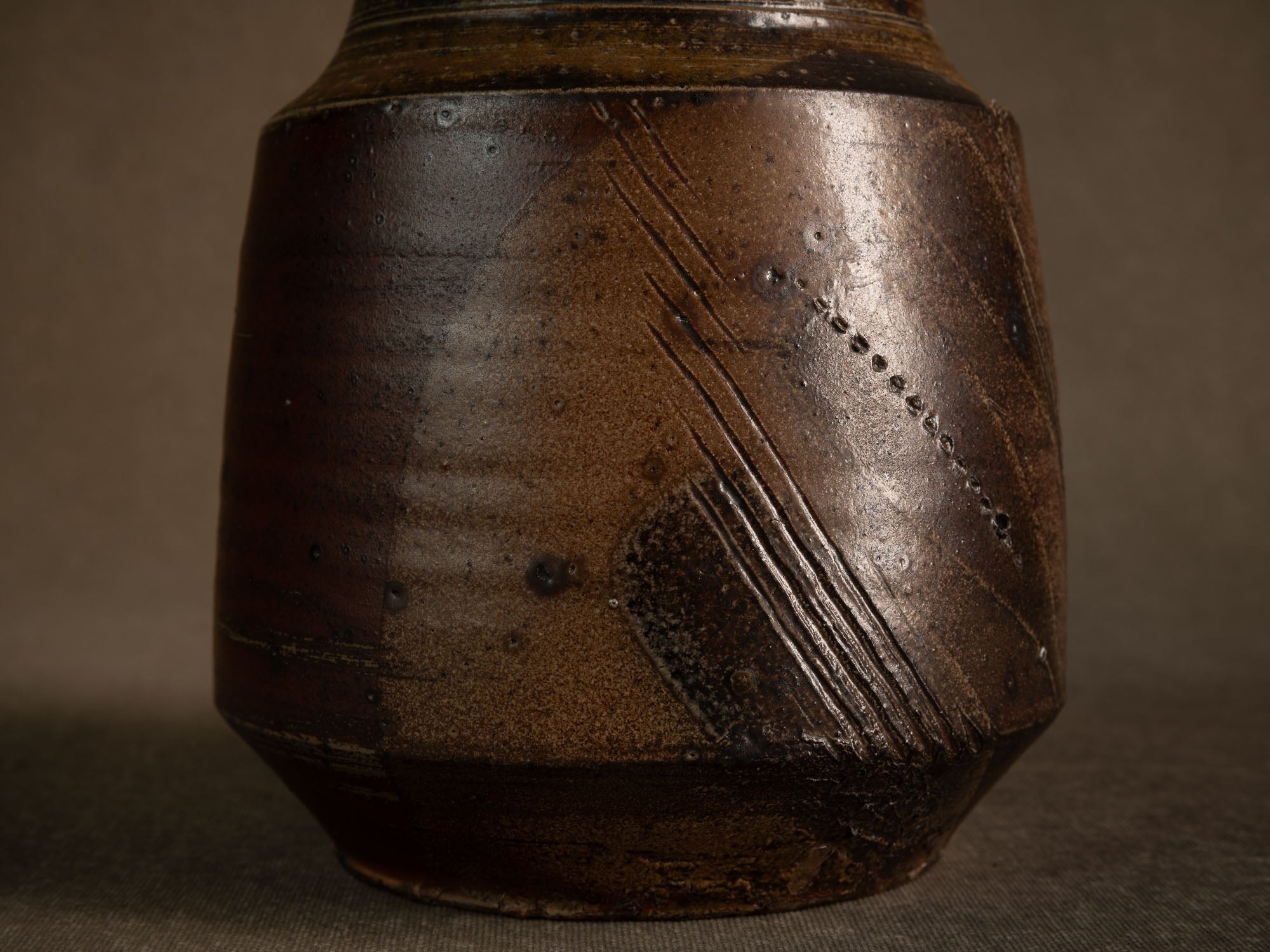 Vase en grès scarifié de Gustave Tiffoche, France (vers 1975)..Rare stoneware vase by Gustave Tiffoche, France (circa 1975)