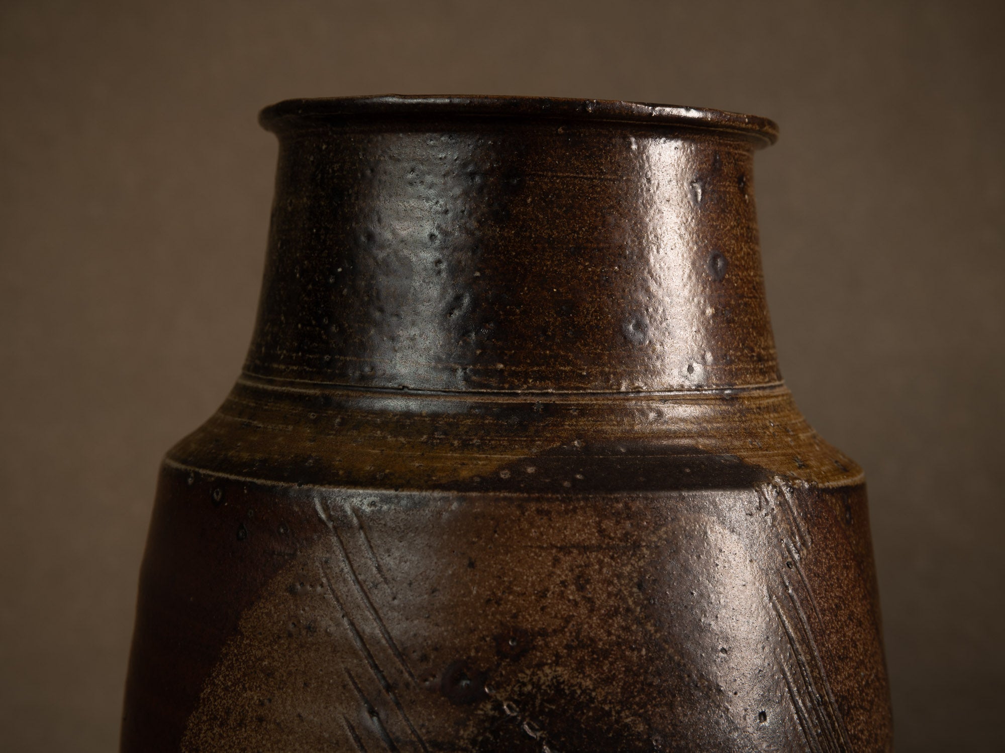 Vase en grès scarifié de Gustave Tiffoche, France (vers 1975)..Rare stoneware vase by Gustave Tiffoche, France (circa 1975)
