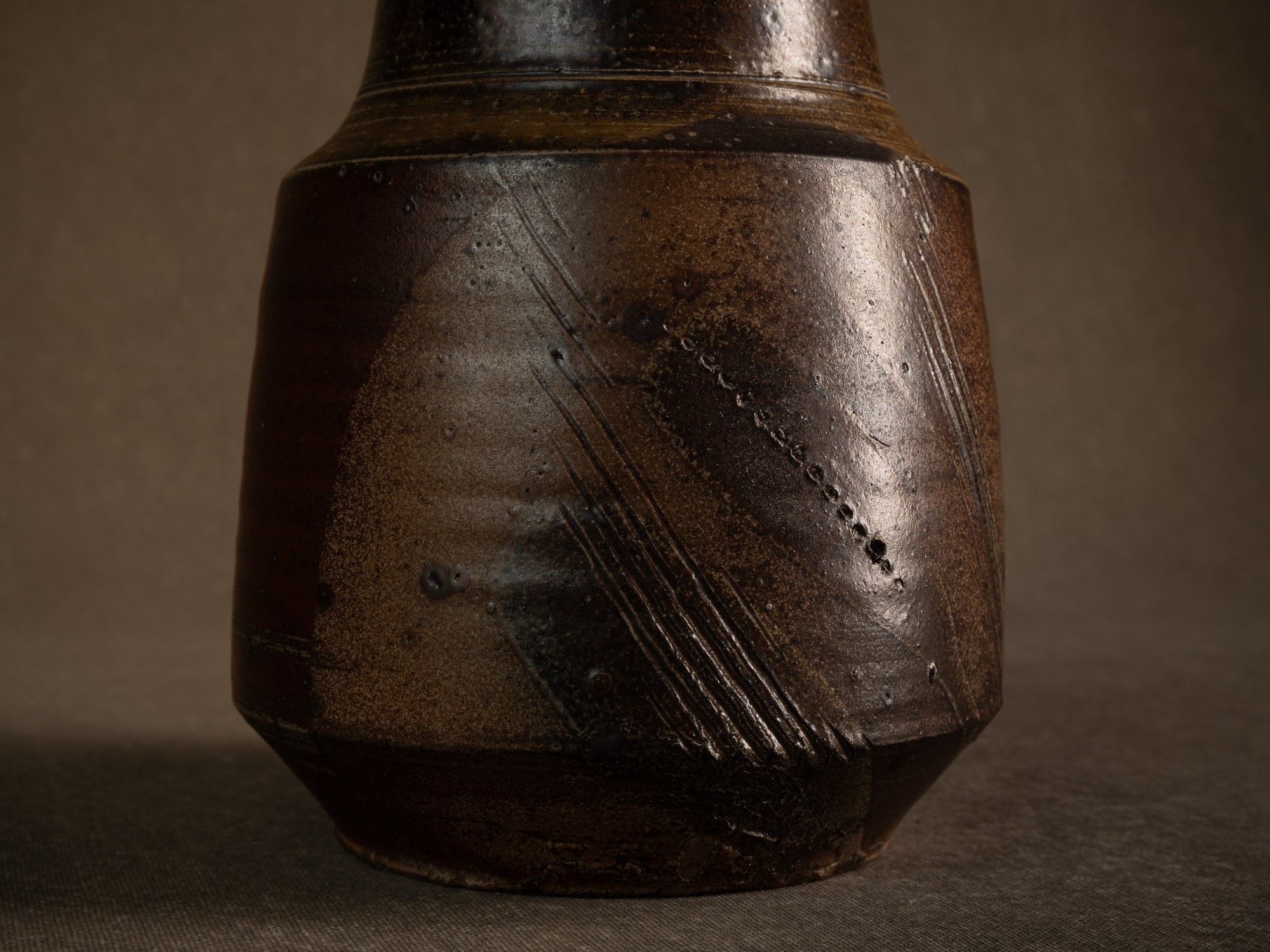Vase en grès scarifié de Gustave Tiffoche, France (vers 1975)..Rare stoneware vase by Gustave Tiffoche, France (circa 1975)